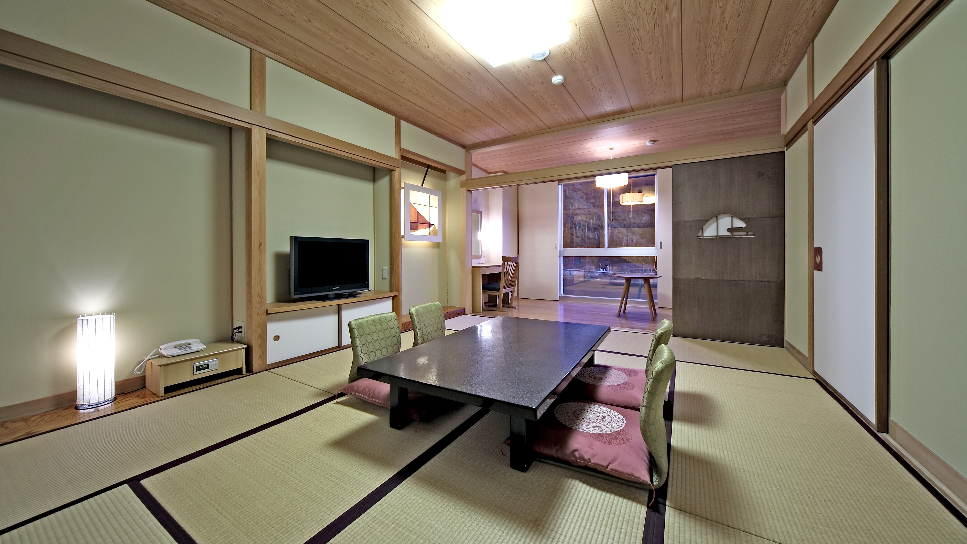 ★ Gifu Modern Japanese-style room, non-smoking on the river side (10 tatami mats + wide rim 4 tatami mats, 45 square meters)