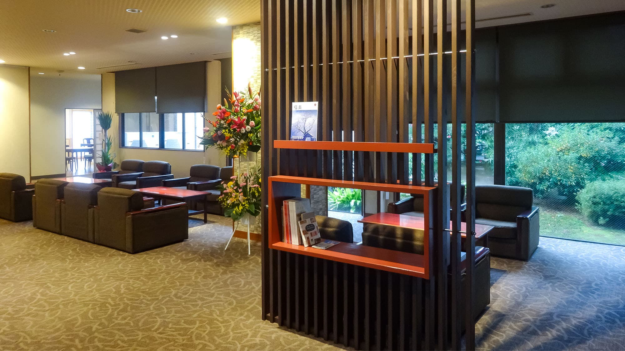 ・A spacious and relaxing lobby. There is also a smoking room.
