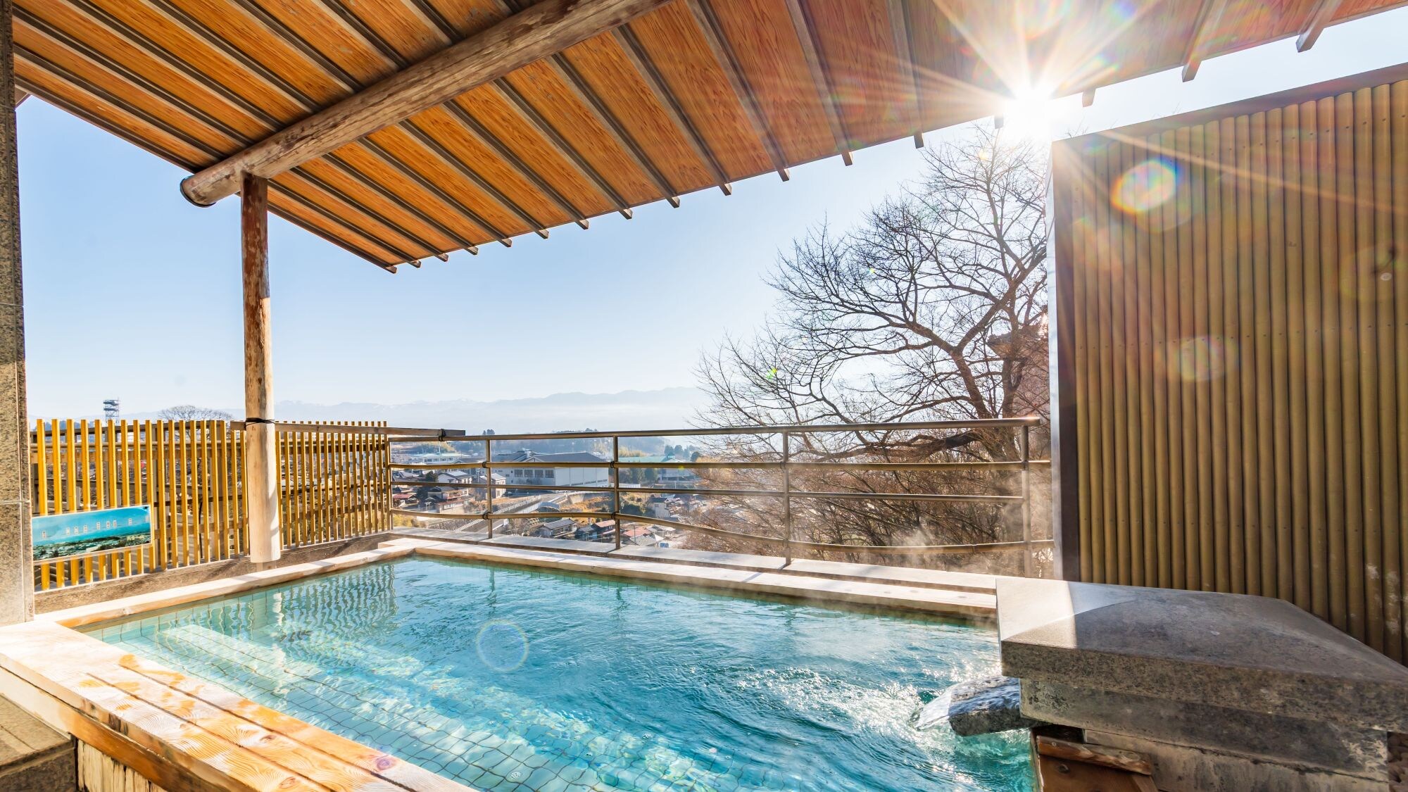 ◆ [Open-air bath] An open-air bath in the sky on a clear winter day. On a clear day, you can see the Southern Alps.