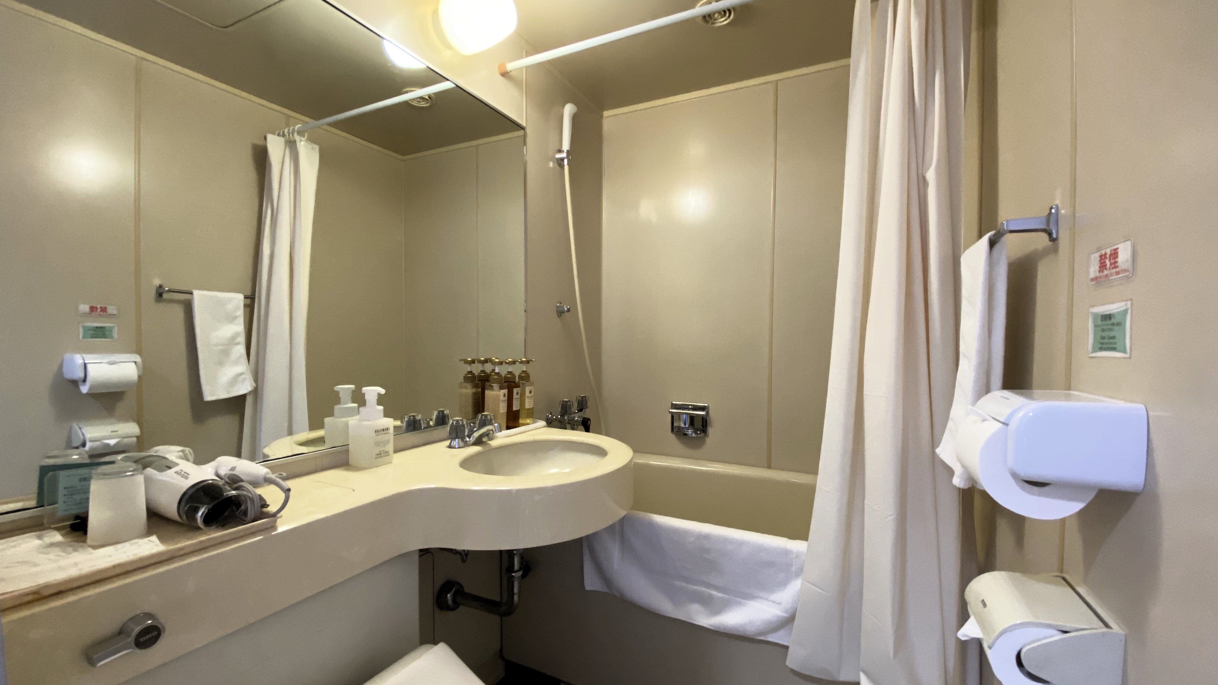 twin room bathroom