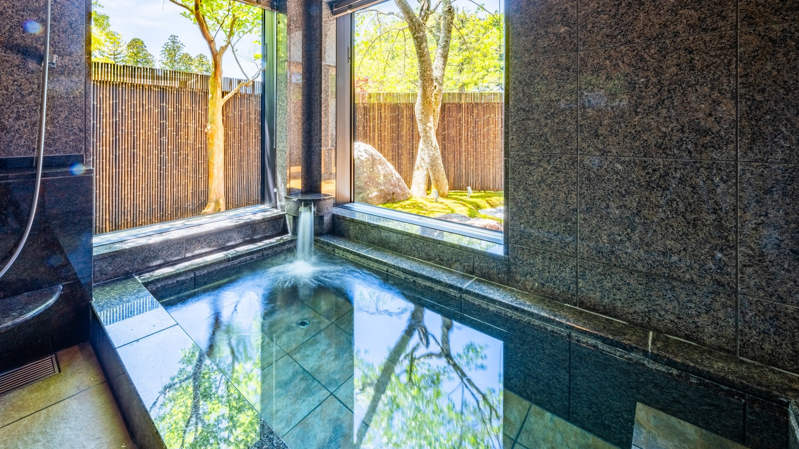 [Separate room: 60 square meters + 20 square meters with garden] Jr. Suite Kongo with semi-open-air bath