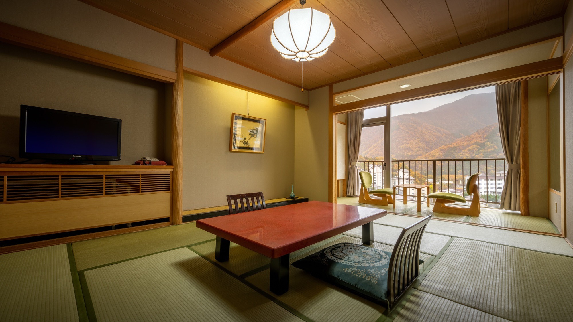 [Japanese-style room in the main building] The taste of the four seasons from the large windows. 12 tatami mats are comfortable and painful.