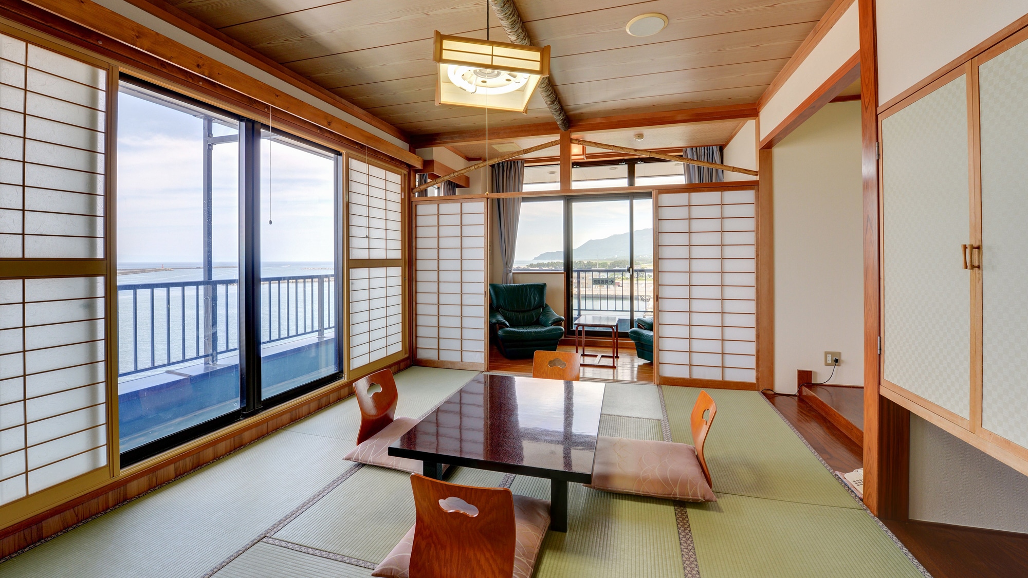 *[Guest Rooms (New Wing Japanese-style Rooms 10-16 tatami mats)]