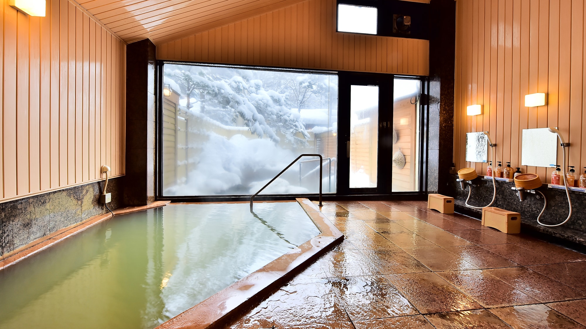 Indoor free-flowing bath (large bath, men's bath)