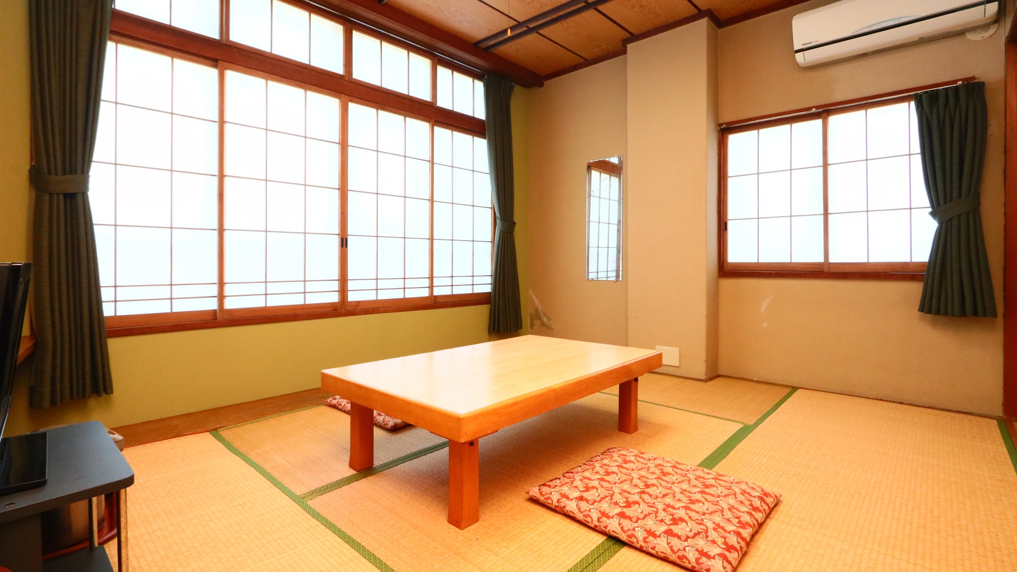 Compact Japanese-style room ideal for 1-2 people <All rooms have ocean views>