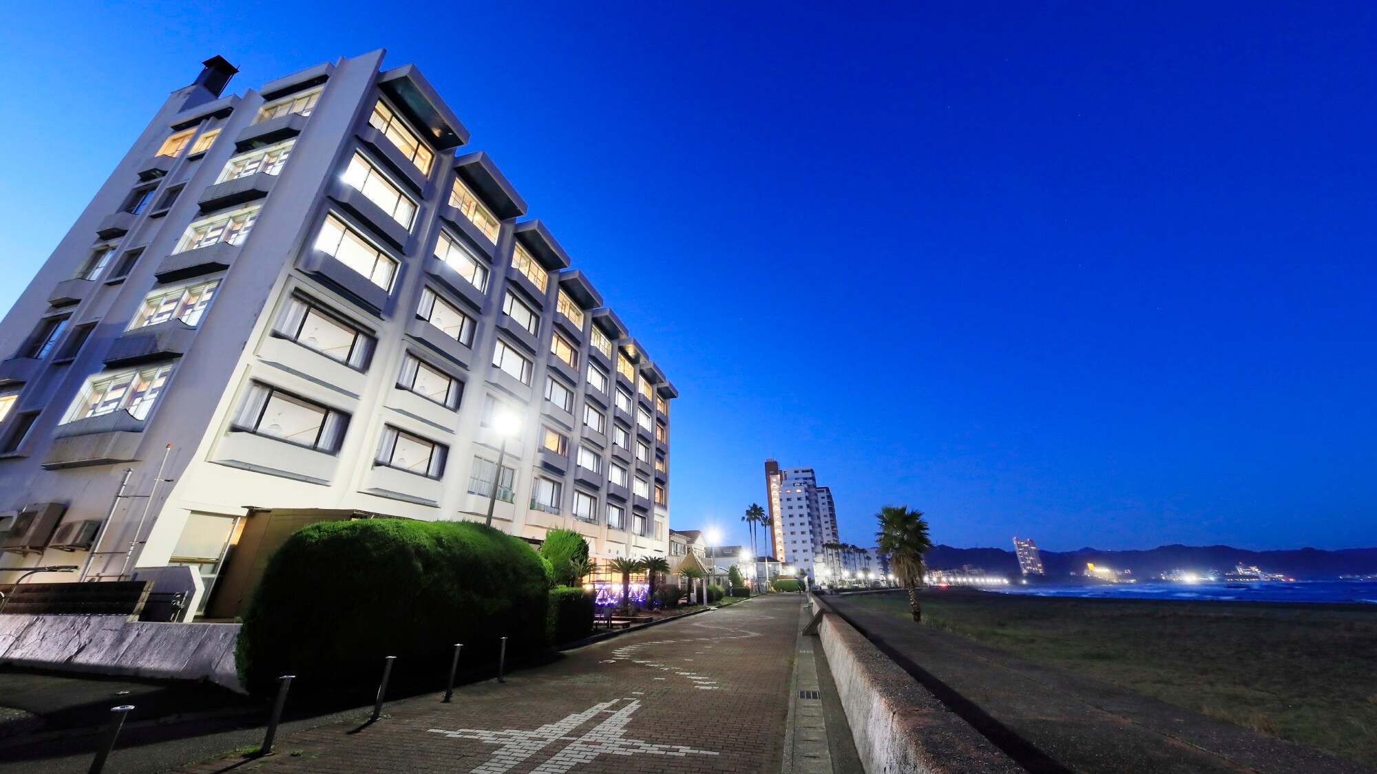 [Exterior] Directly in front of the hotel is Maebara Yokohama Beach, which has been selected as one of Japan's 100 best beaches.