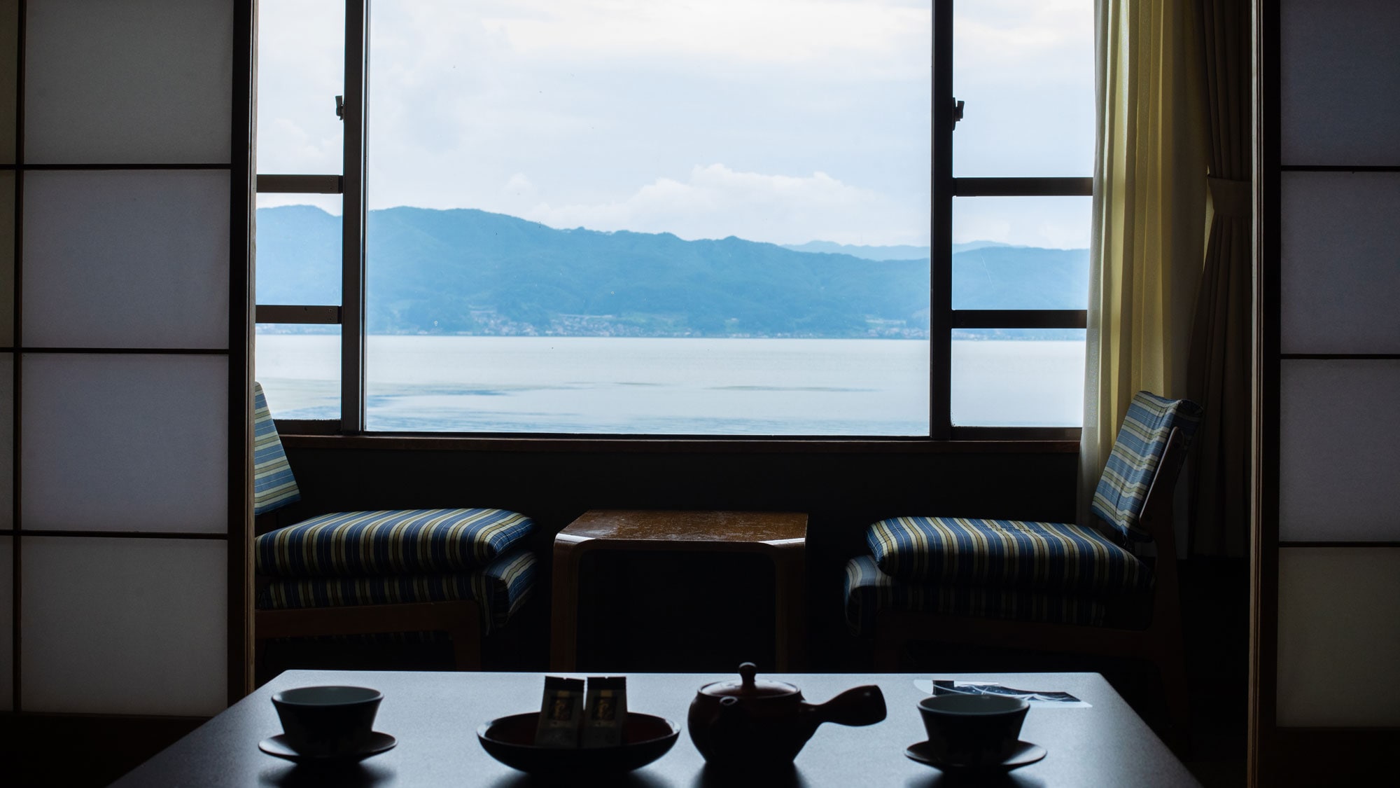 [Lake Suwa panoramic view ◇ Lake side] Quiet time spent watching Lake Suwa