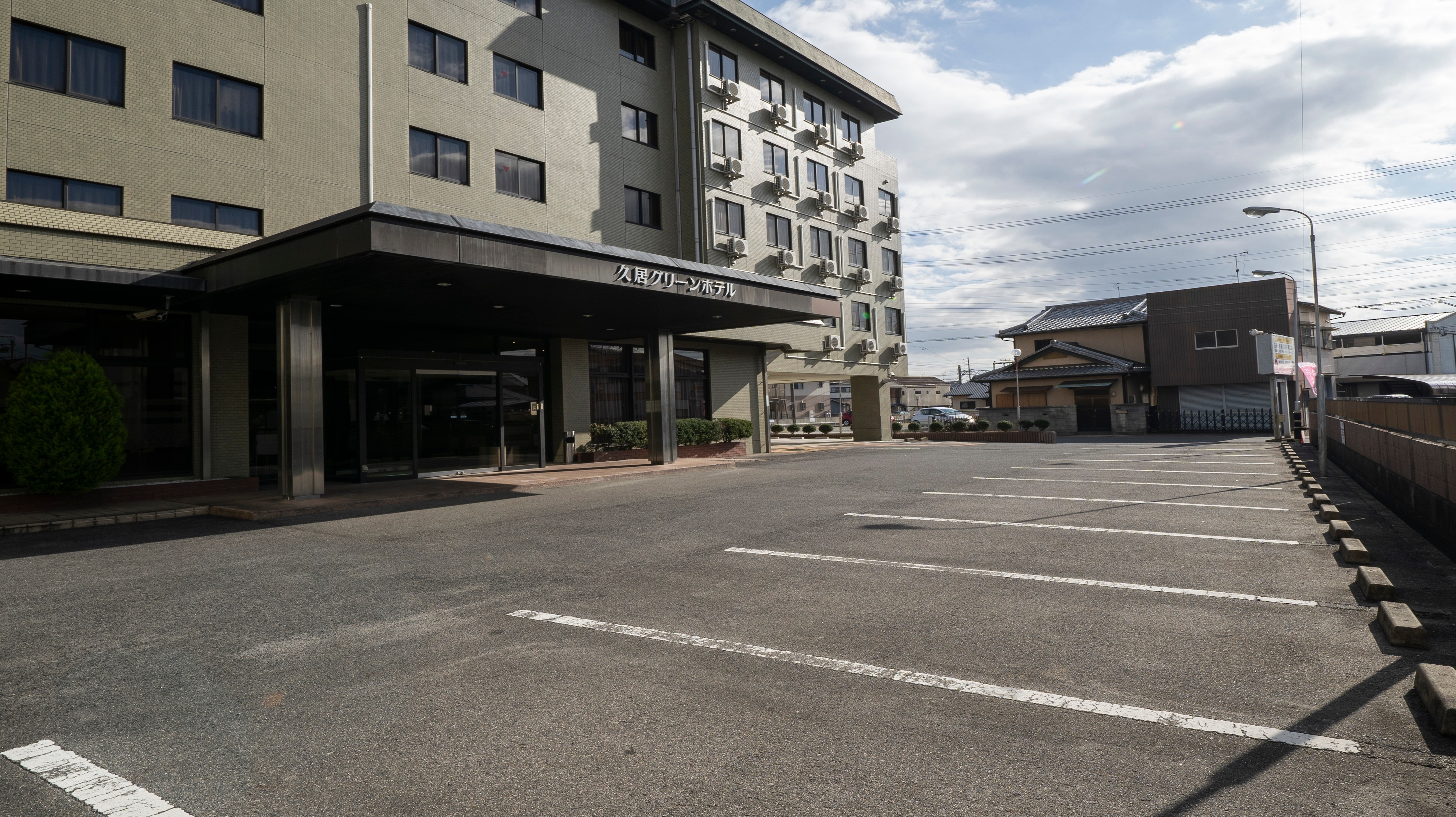 ホテル屋外駐車場（西側、正面玄関前）