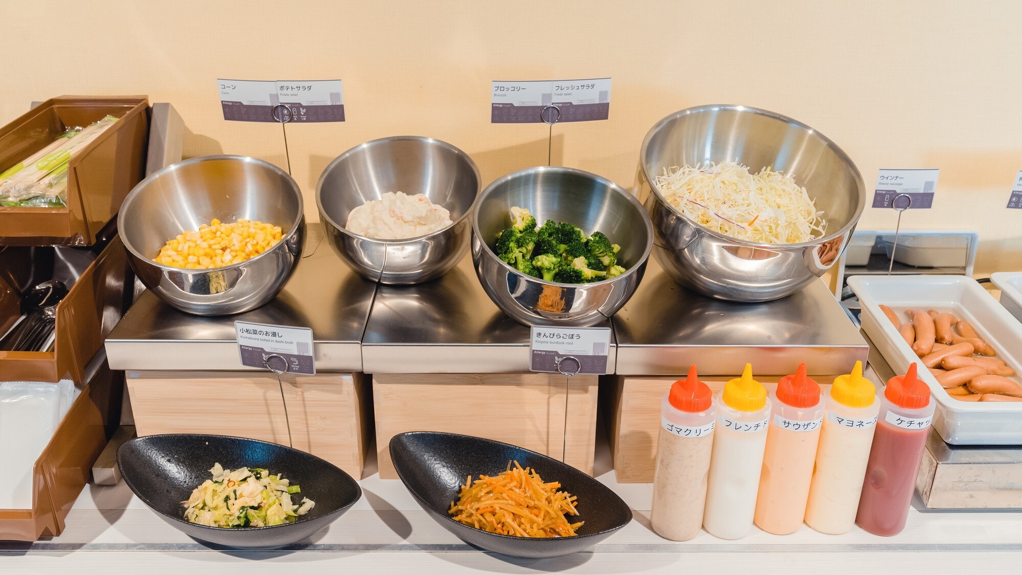 Berbagai macam salad berwarna-warni tersedia untuk sarapan.