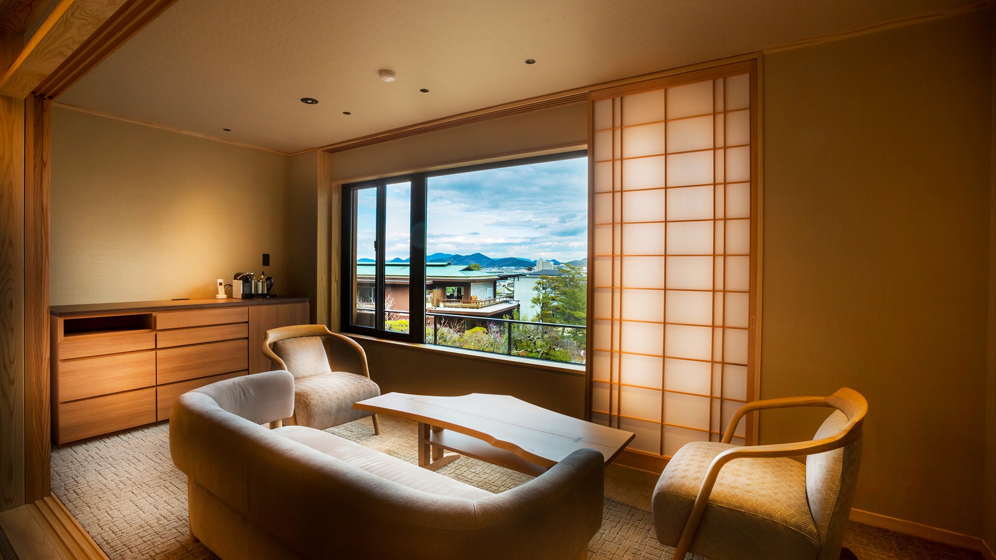 [Sansuikaku/Japanese-Western room D with private open-air bath] Emotional scenery reflected in the large window glass