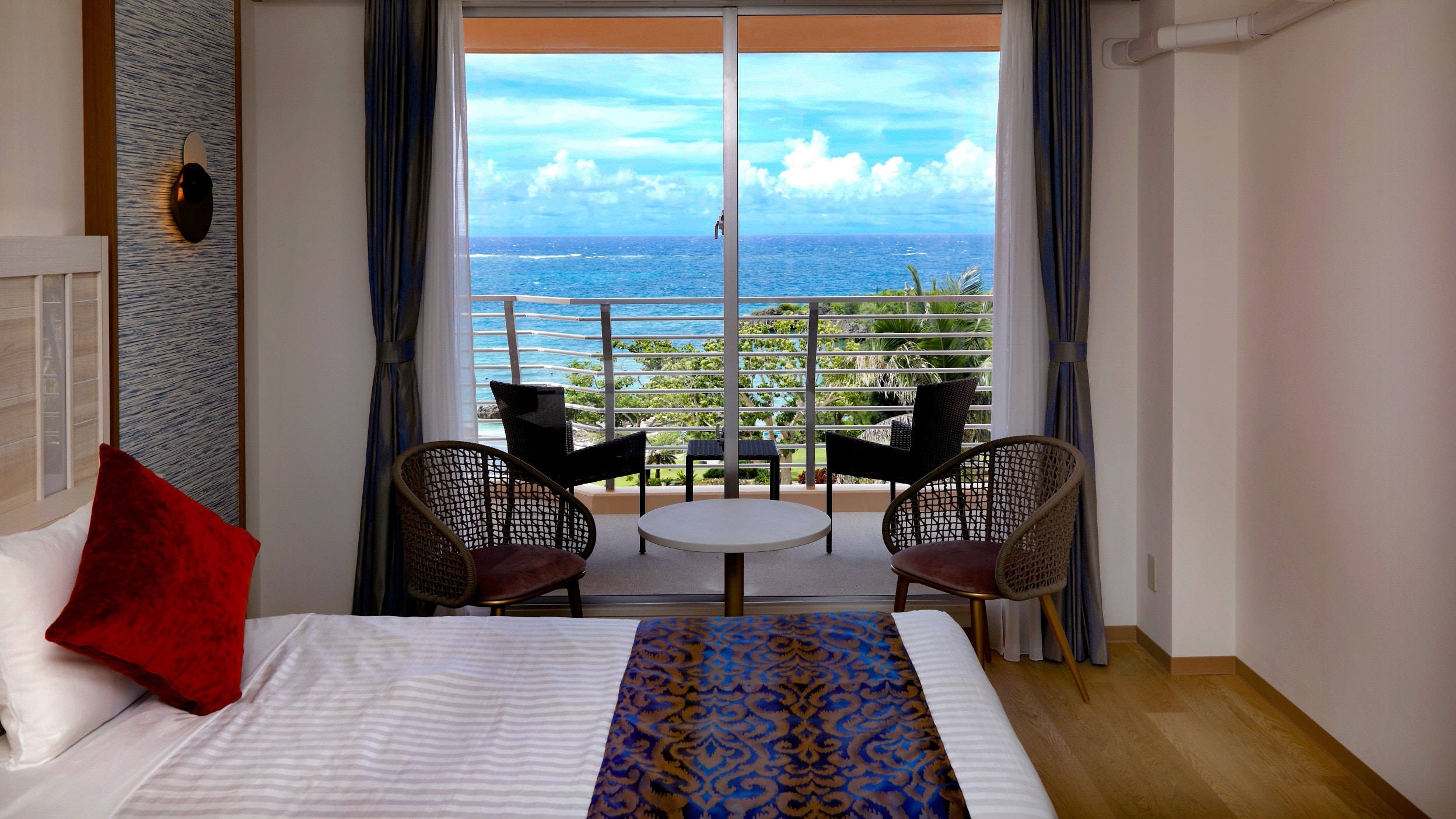 [Main Building/Standard Twin] You can relax and enjoy the scenery on the deck chairs.