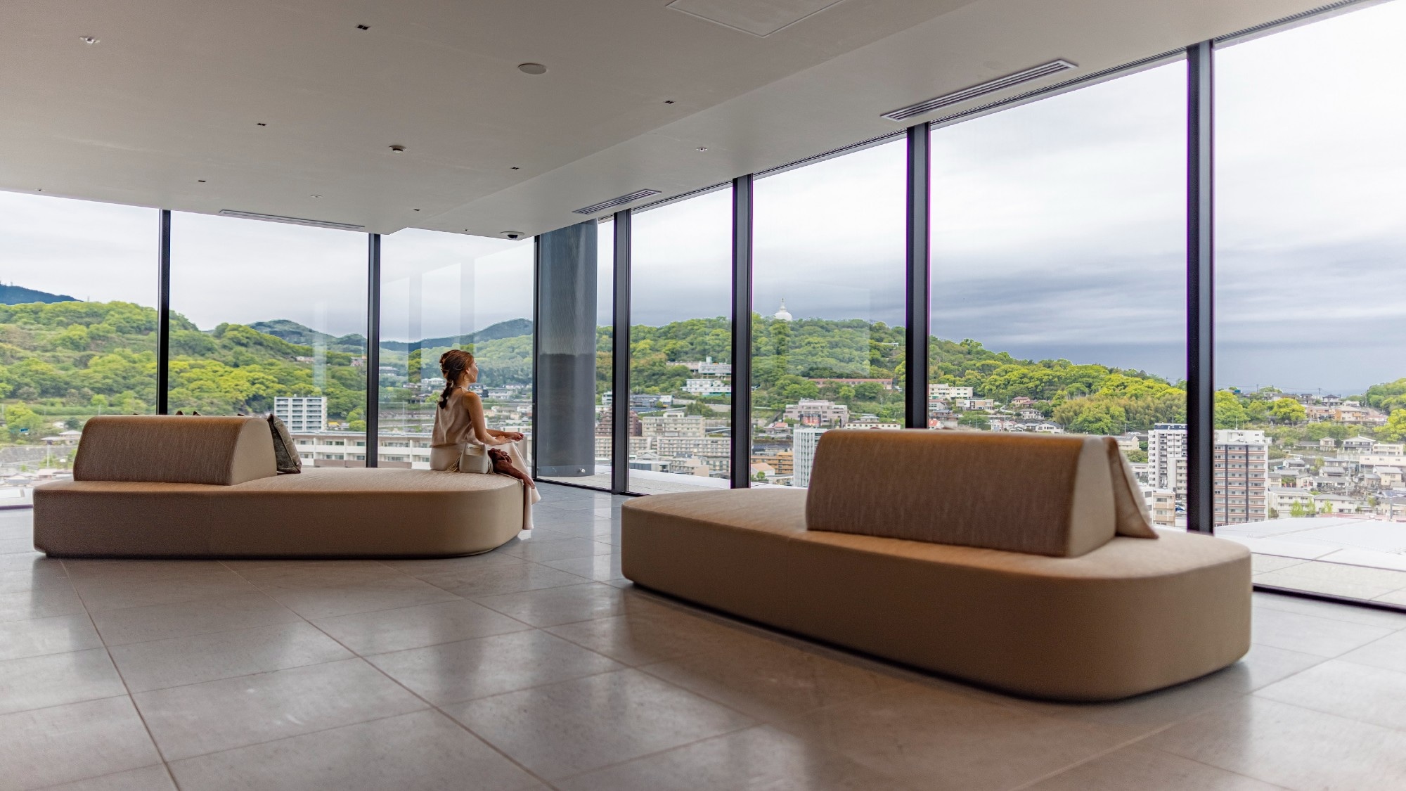 [Sky Lounge] The green of Hanaokayama spreads out in front of you, making it a perfect spot to watch the trains coming and going at Kumamoto Station.