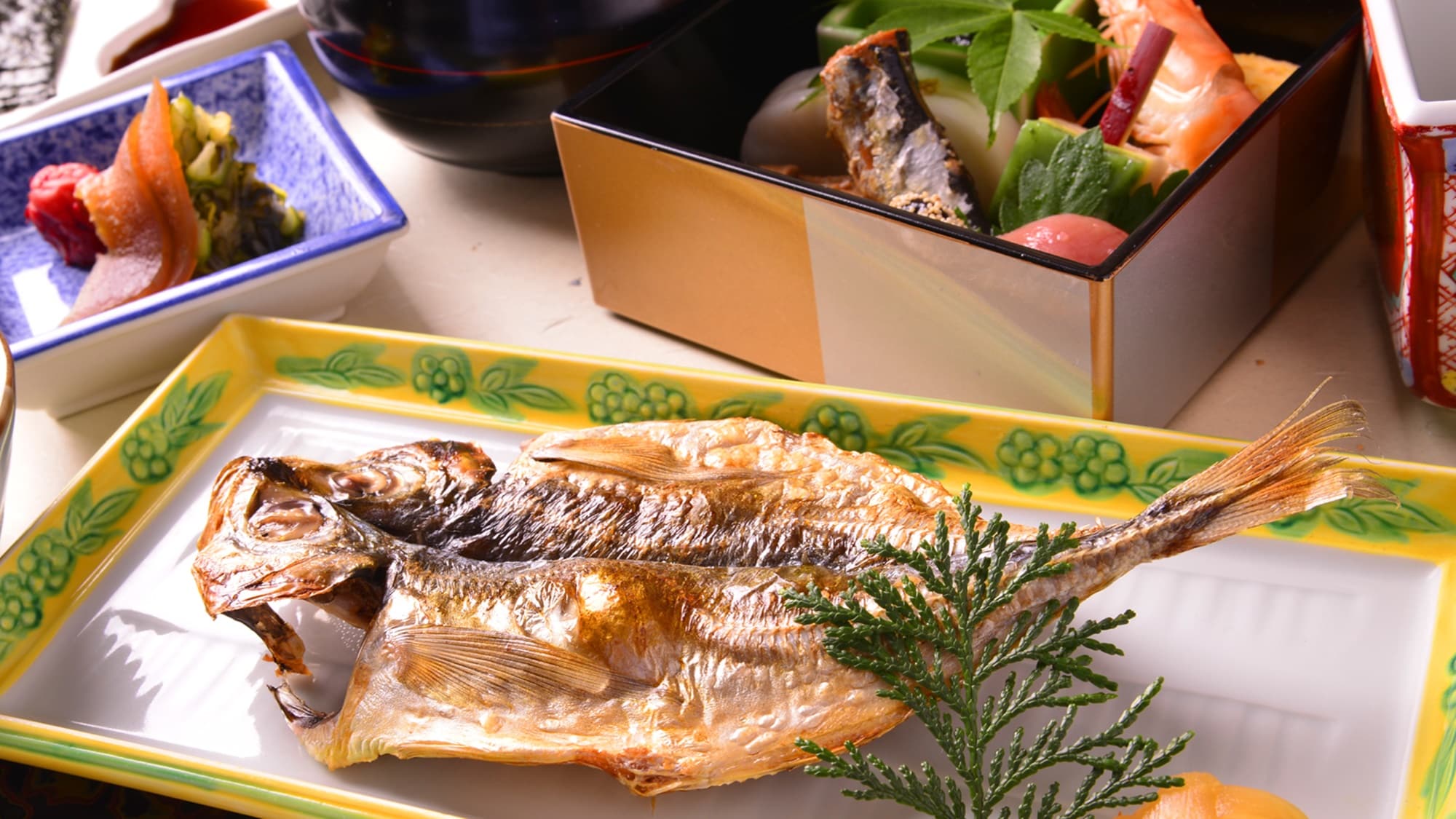 For breakfast, speaking of Atami, dried horse mackerel! The plan to eat premium dried fish in collaboration with the long-established dried fish shop "Kamatsuru" is also very popular.