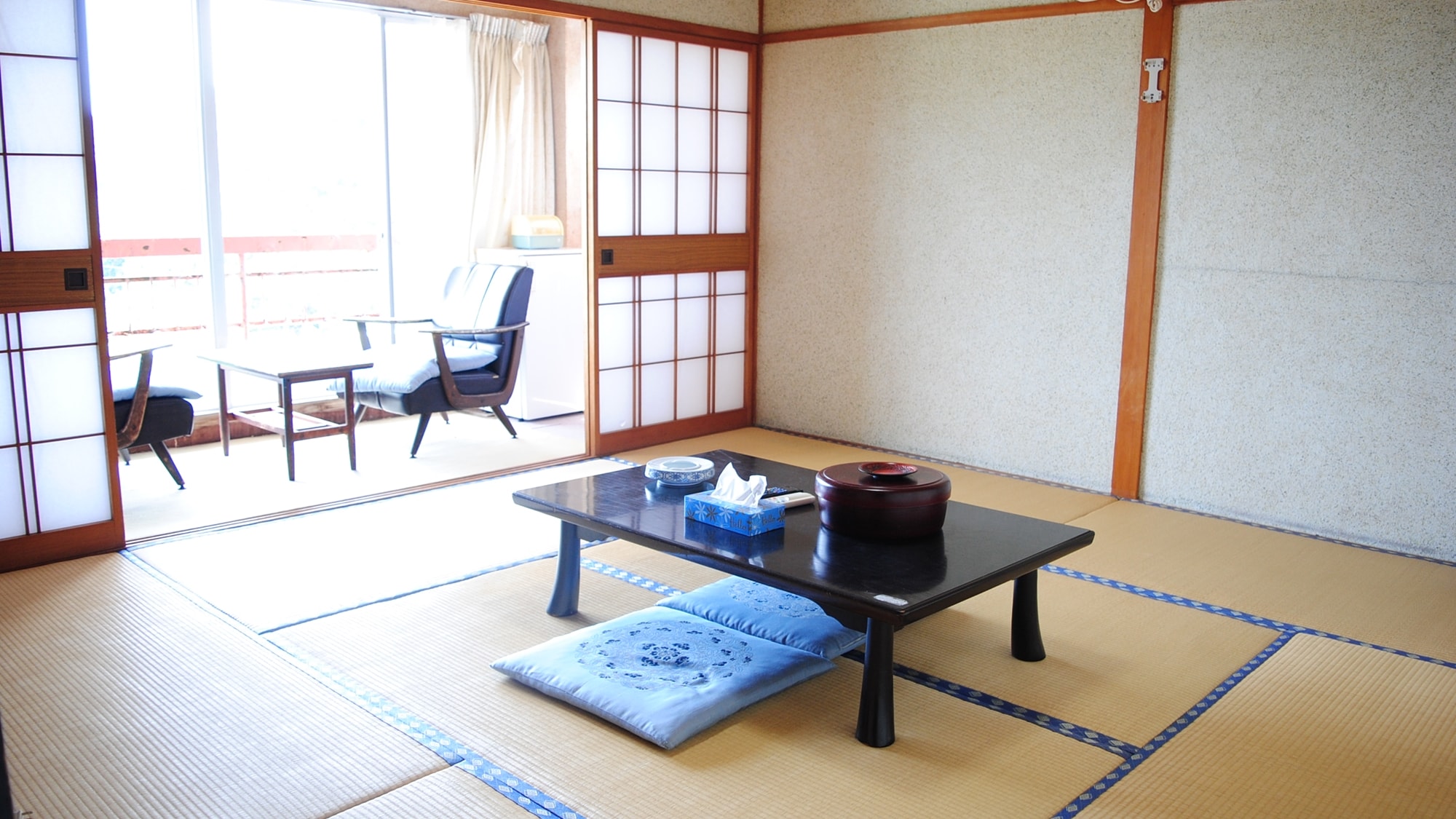 * [Japanese-style room 8 tatami mats] A popular room with a bath and toilet. You can see the sea from the room.