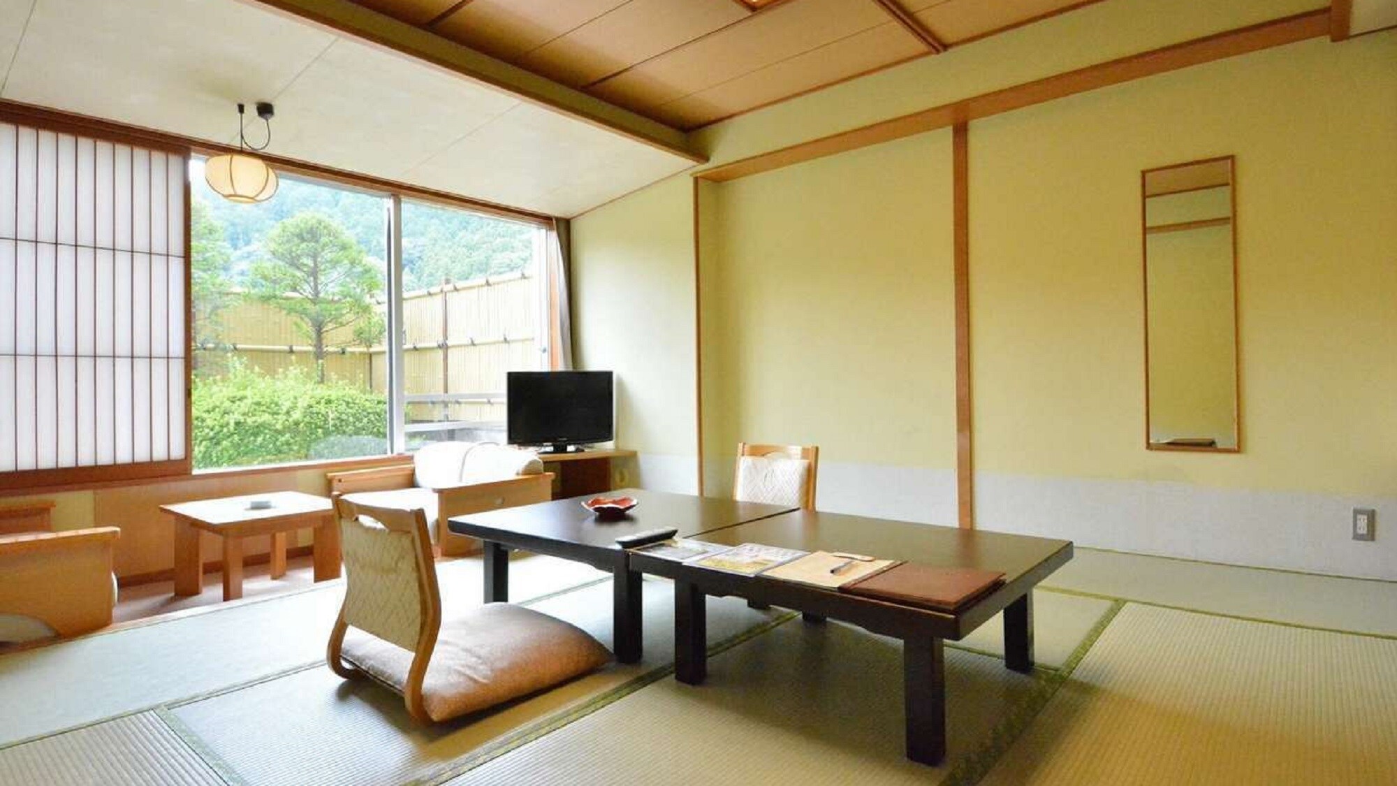 [General guest room] Japanese-style room 10 tatami mats + wide rim