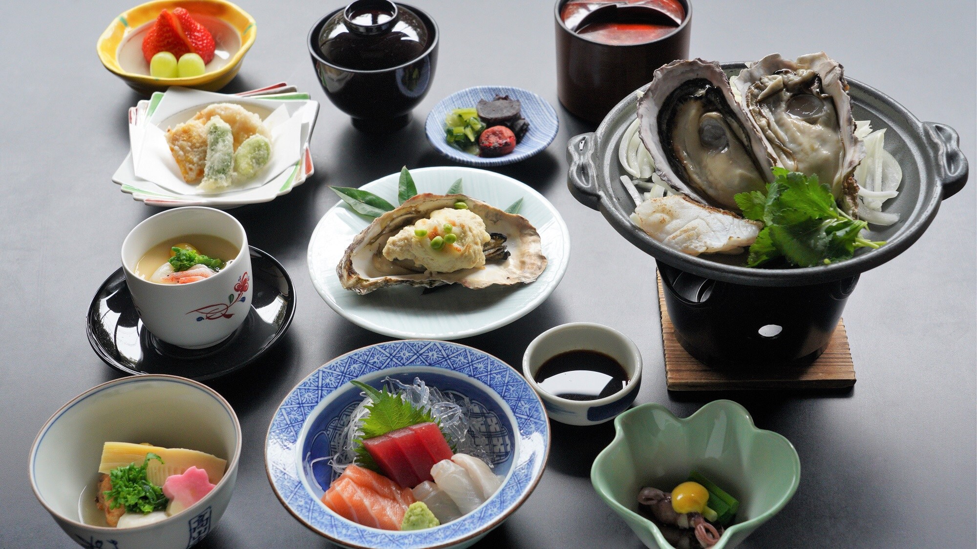 Hình ảnh về bữa tiệc kaiseki nhẹ "Yunagi" với các món ăn từ hàu. *Thực đơn có thể thay đổi tùy theo mùa và món ăn có sẵn.