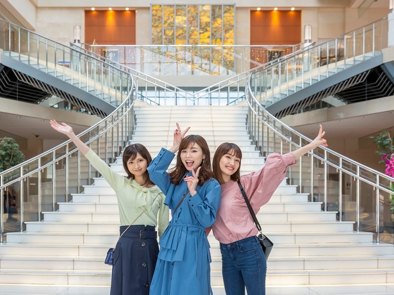 Perfect for group trips! <In front of the large stairs>