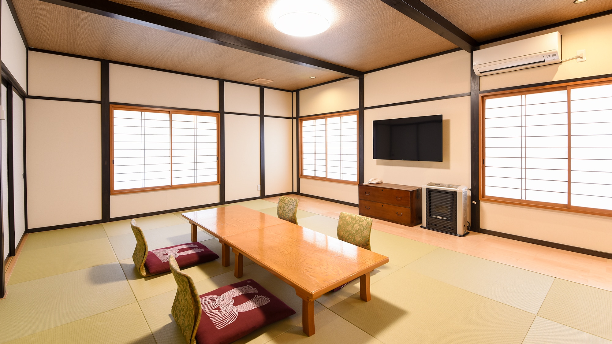*Room: Japanese-style room with 15 tatami mats and toilet