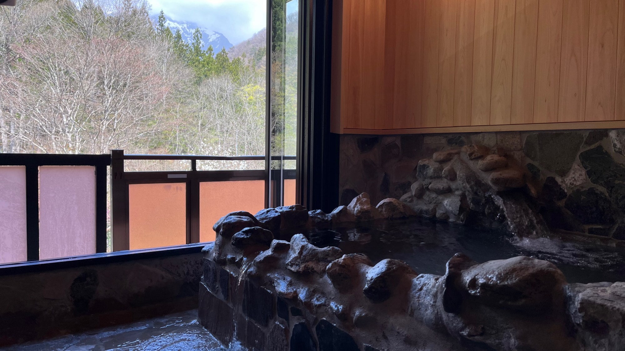[Chigusa] Twin room with a semi-open-air bath with a natural hot spring overlooking Mt. Tanigawa (renovated in May 2024)