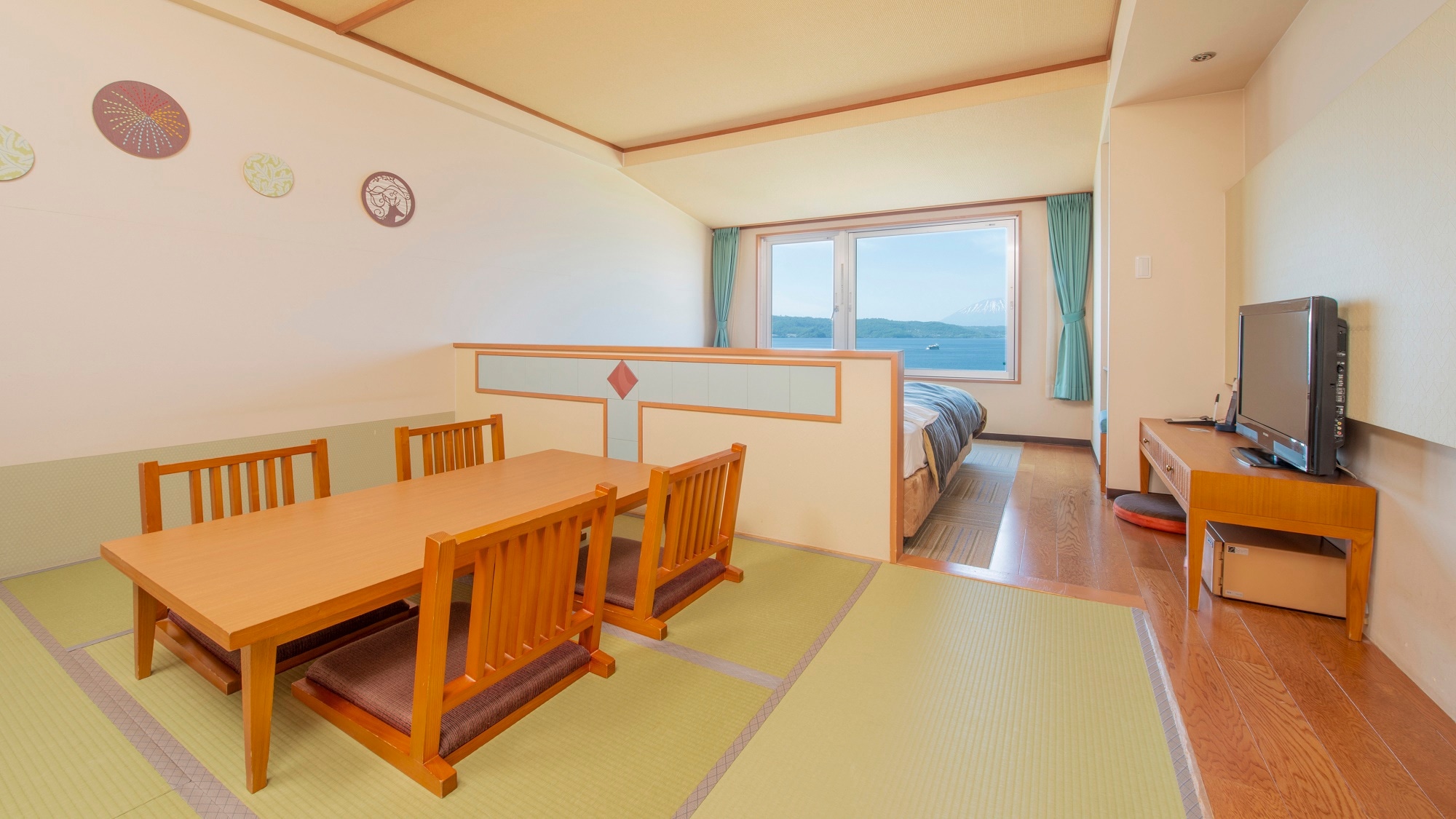 [西館 / 日式 / 西式房間] 提供兩種類型的房間：在窗台上可以俯瞰洞爺湖的床鋪和榻榻米空間的房間。