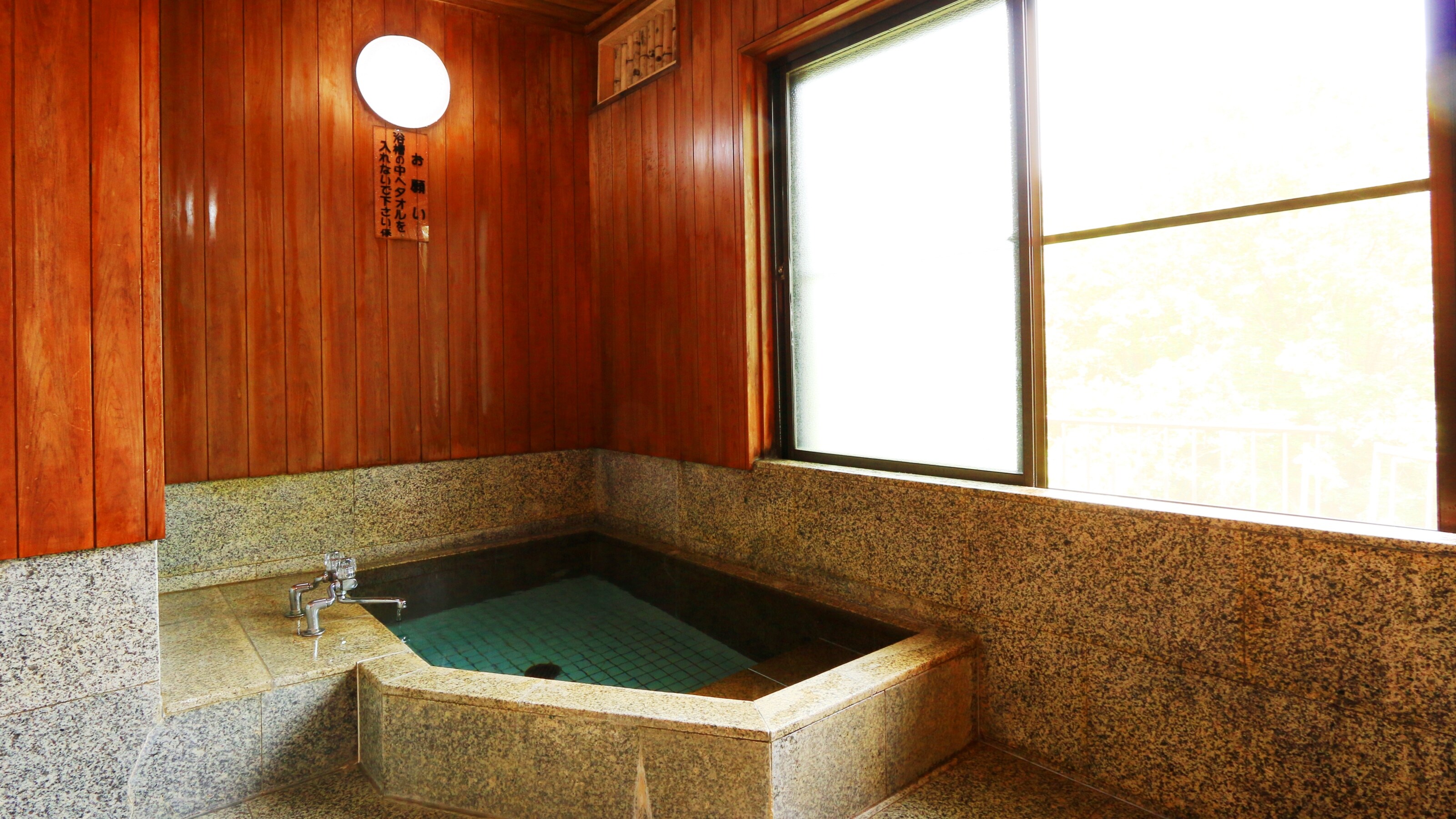 Tersedia juga kamar mandi pribadi.