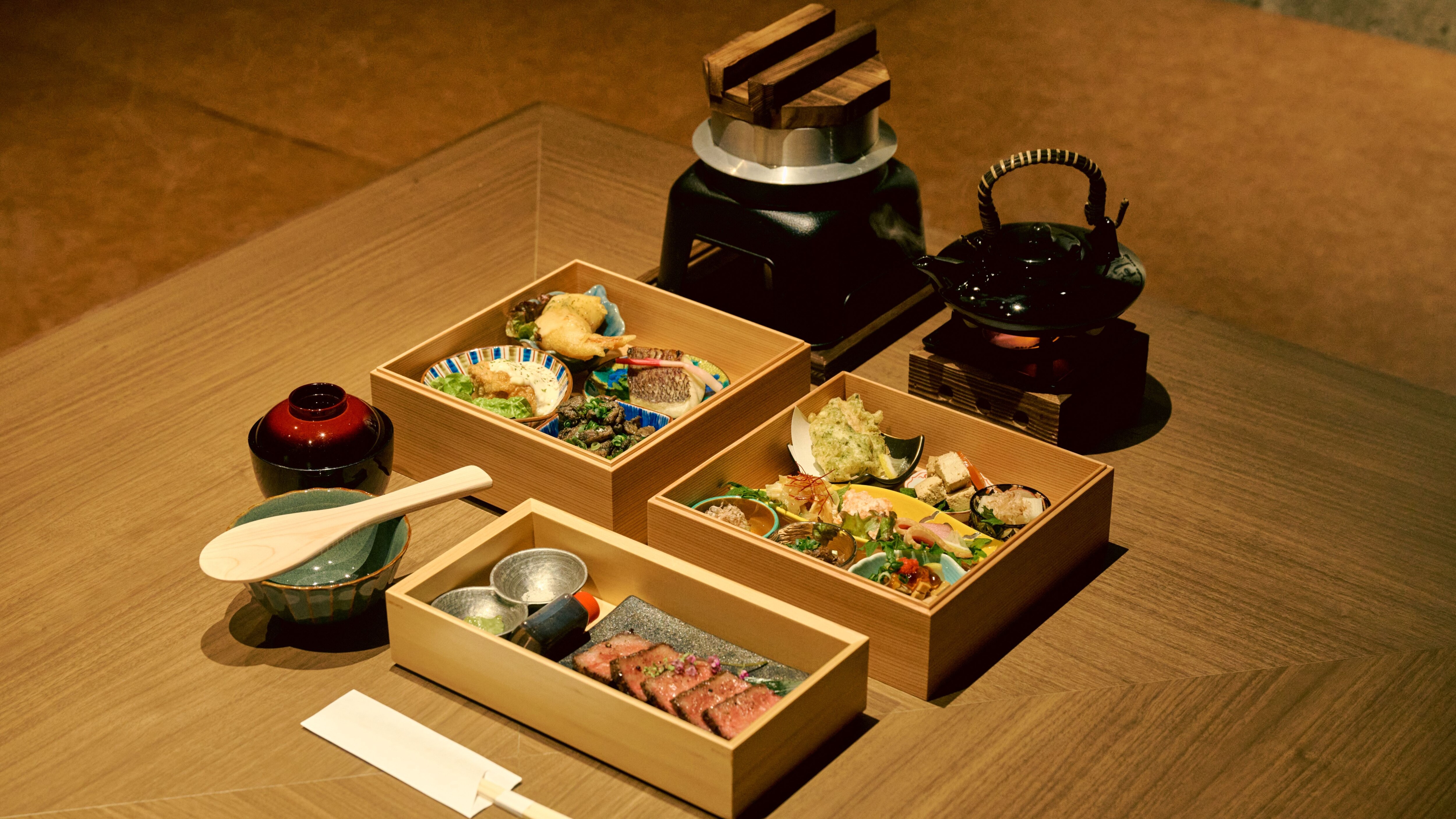 "Matsu Course" Kaiseki Osechi menggunakan bahan-bahan dari Miyazaki, seperti daging sapi Miyazaki Zabuton dan ayam Tsuma Jidori yang dipanggang dengan arang (gambar)
