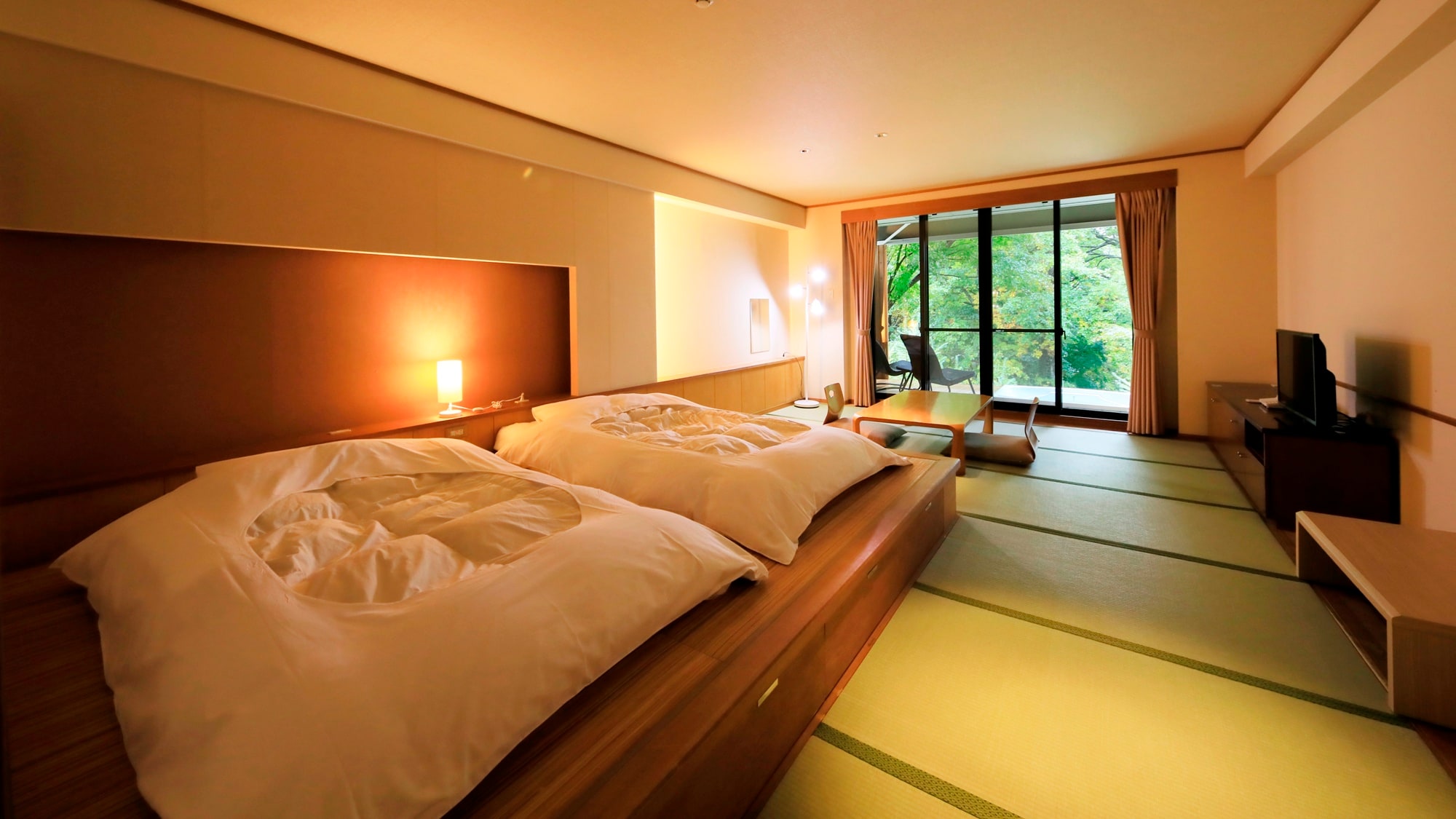[With open-air bath] Japanese-style room (night)