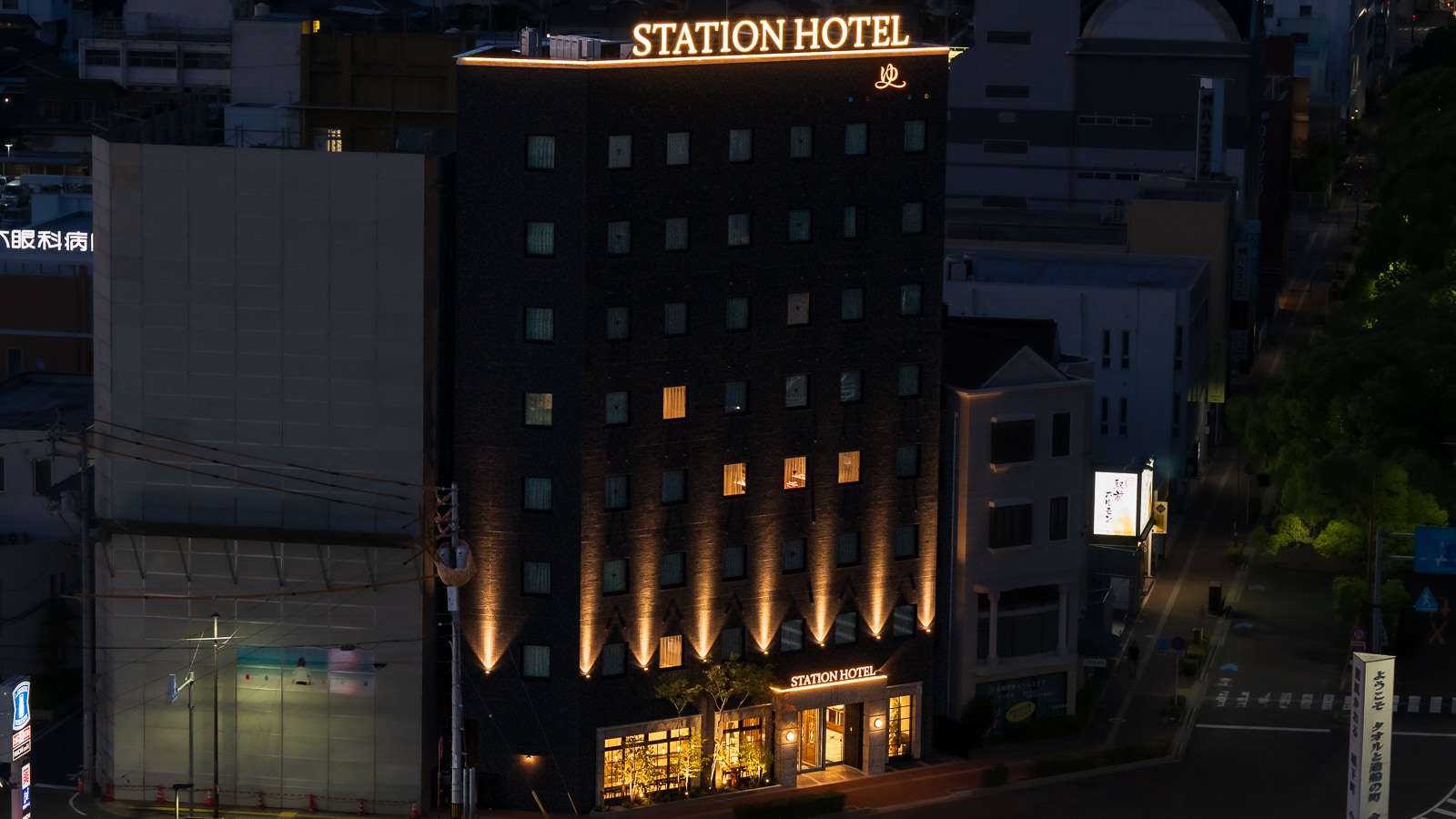 Hotel exterior evening photo_1