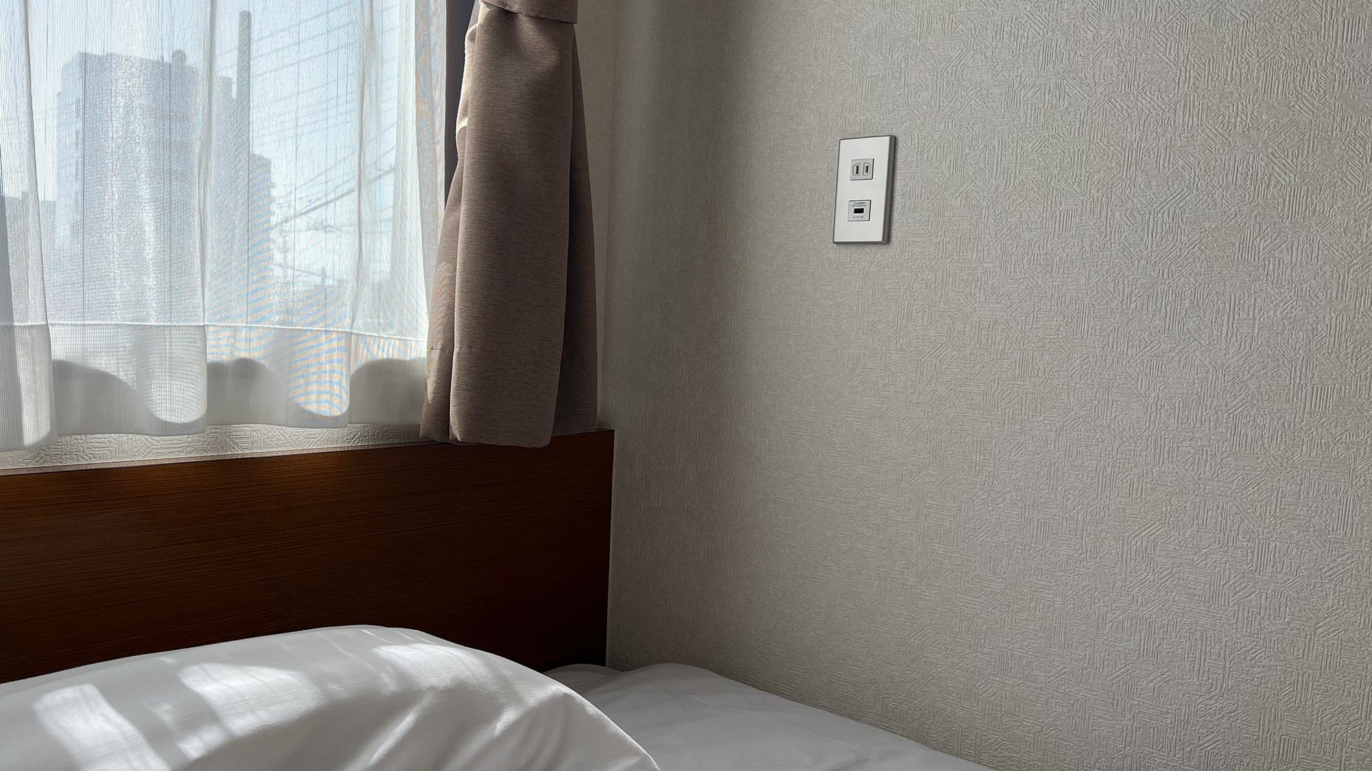 ・床頭設有插座插頭和 USB-A 插座（位置因房間而異）