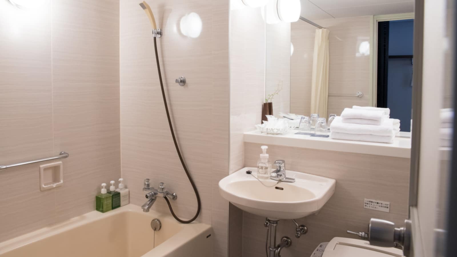 [High-floor Western-style room] All rooms have bath and toilet. Uses green tea shampoo conditioner