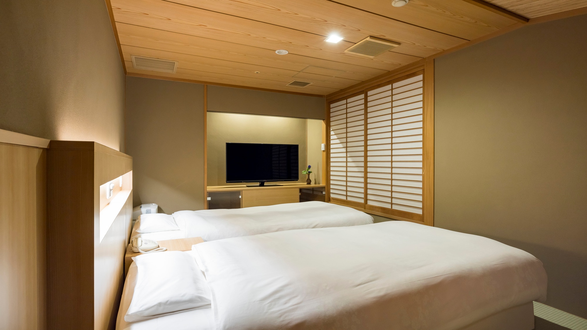Phòng góc tầng 6, cánh Tây, giường 2000x1125
