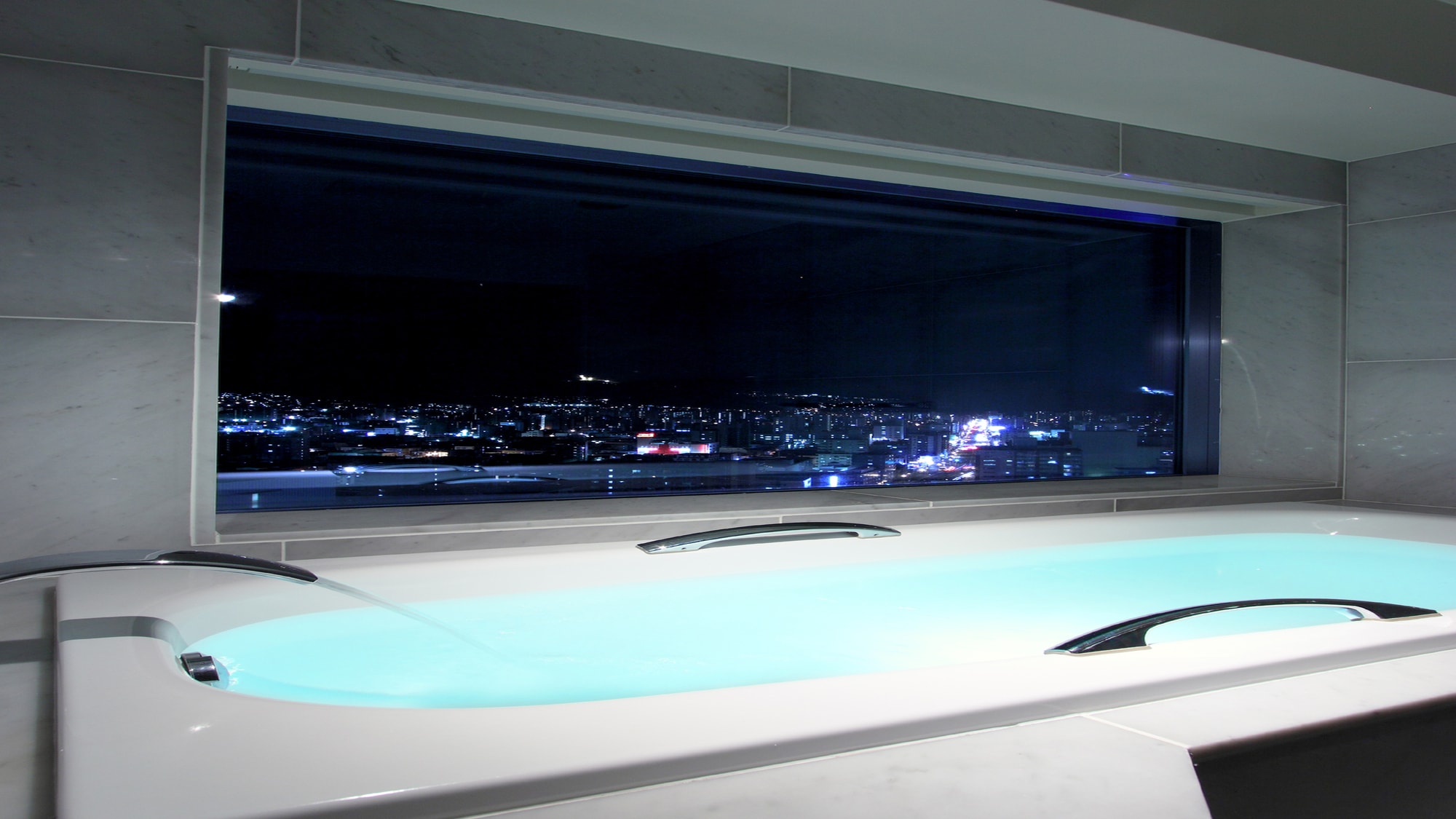 【19～20階 プレミアムフロア】スイートルーム／バスルームから夜景を眺めながら、非日常気分を堪能。