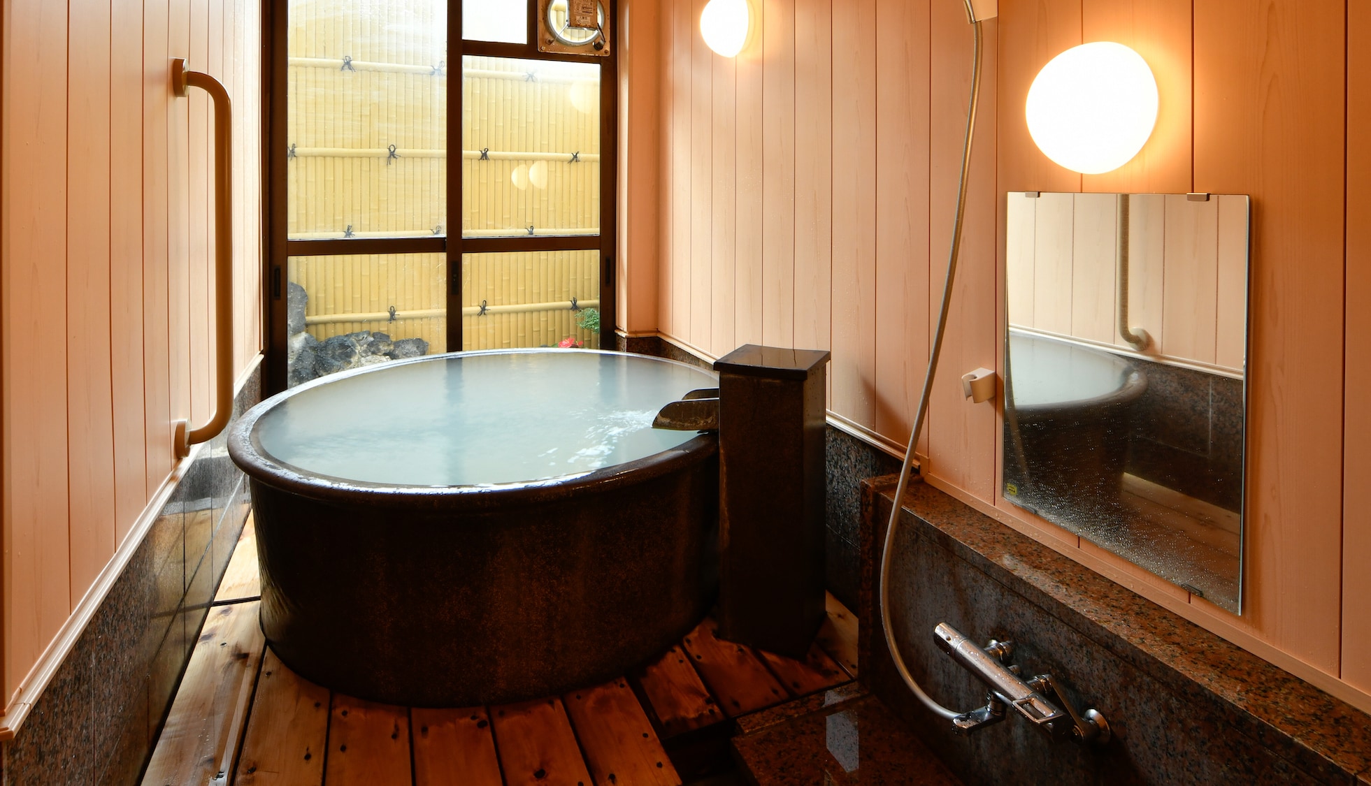 "Eiraku no Yu" free private bath (round bath) usage time 40 minutes. The source [Jizo-no-Yu] spouts from right next to the inn.