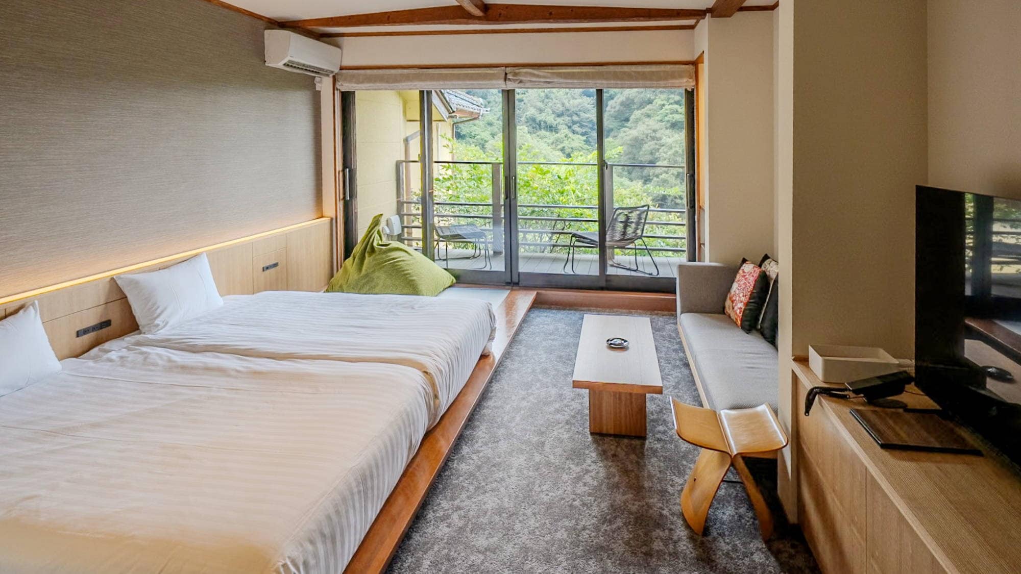 [Example of a Western-style room] It has a low bed on a raised platform.