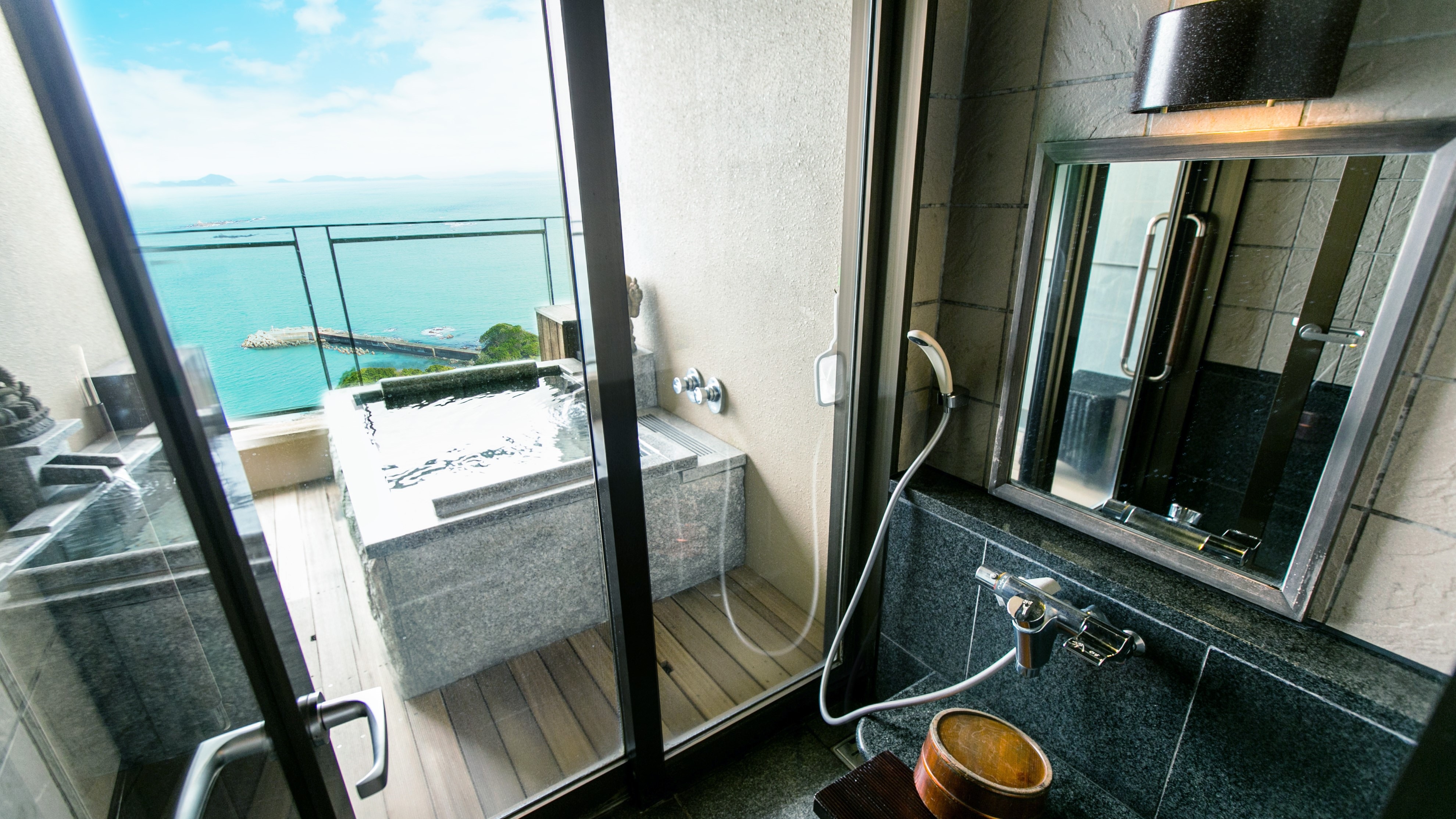 [Guest room with hot spring open-air bath] Door (Japanese and Western room)