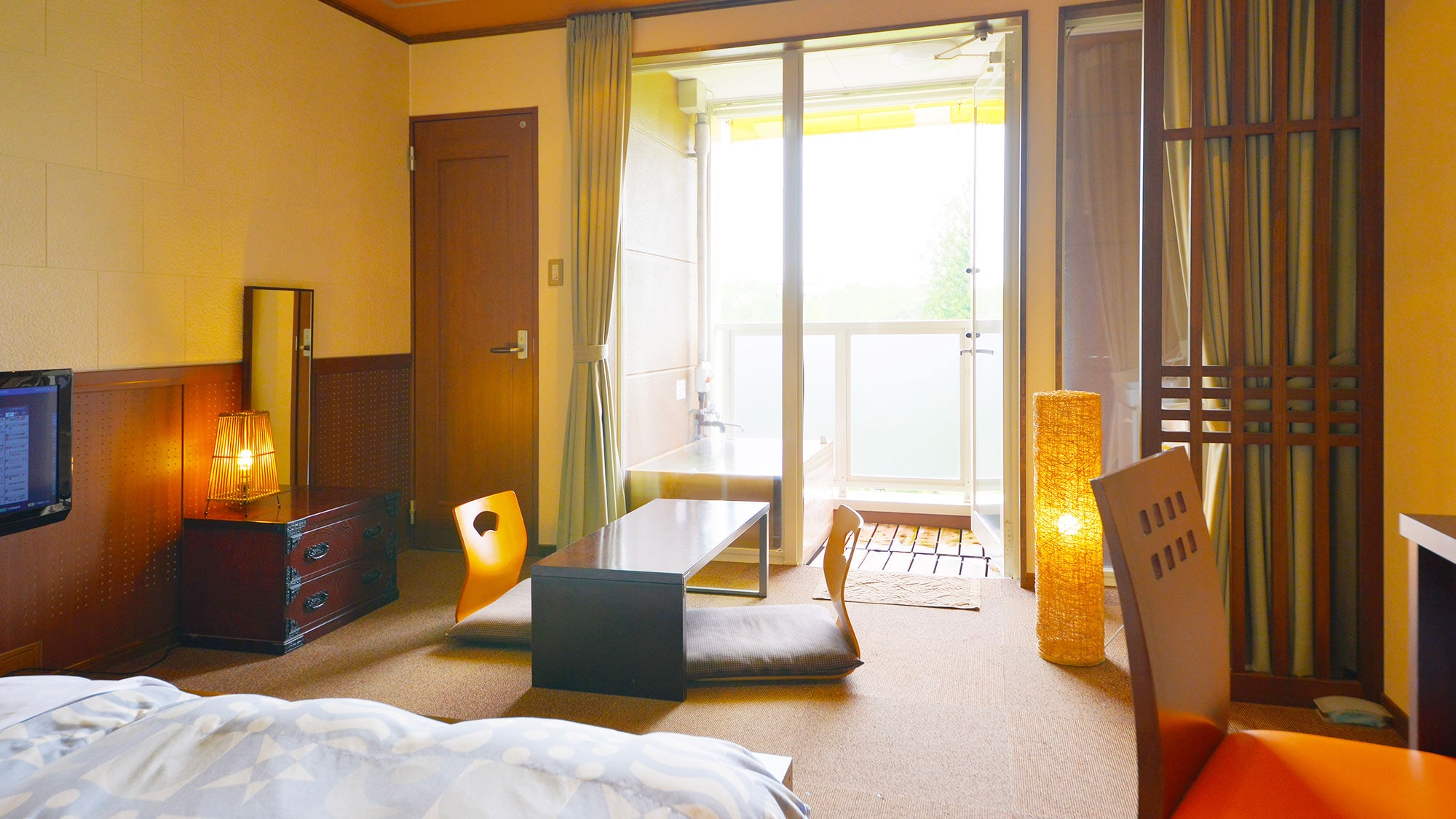 [Japanese-style double room] You can enjoy the view from the open-air bath on the terrace.
