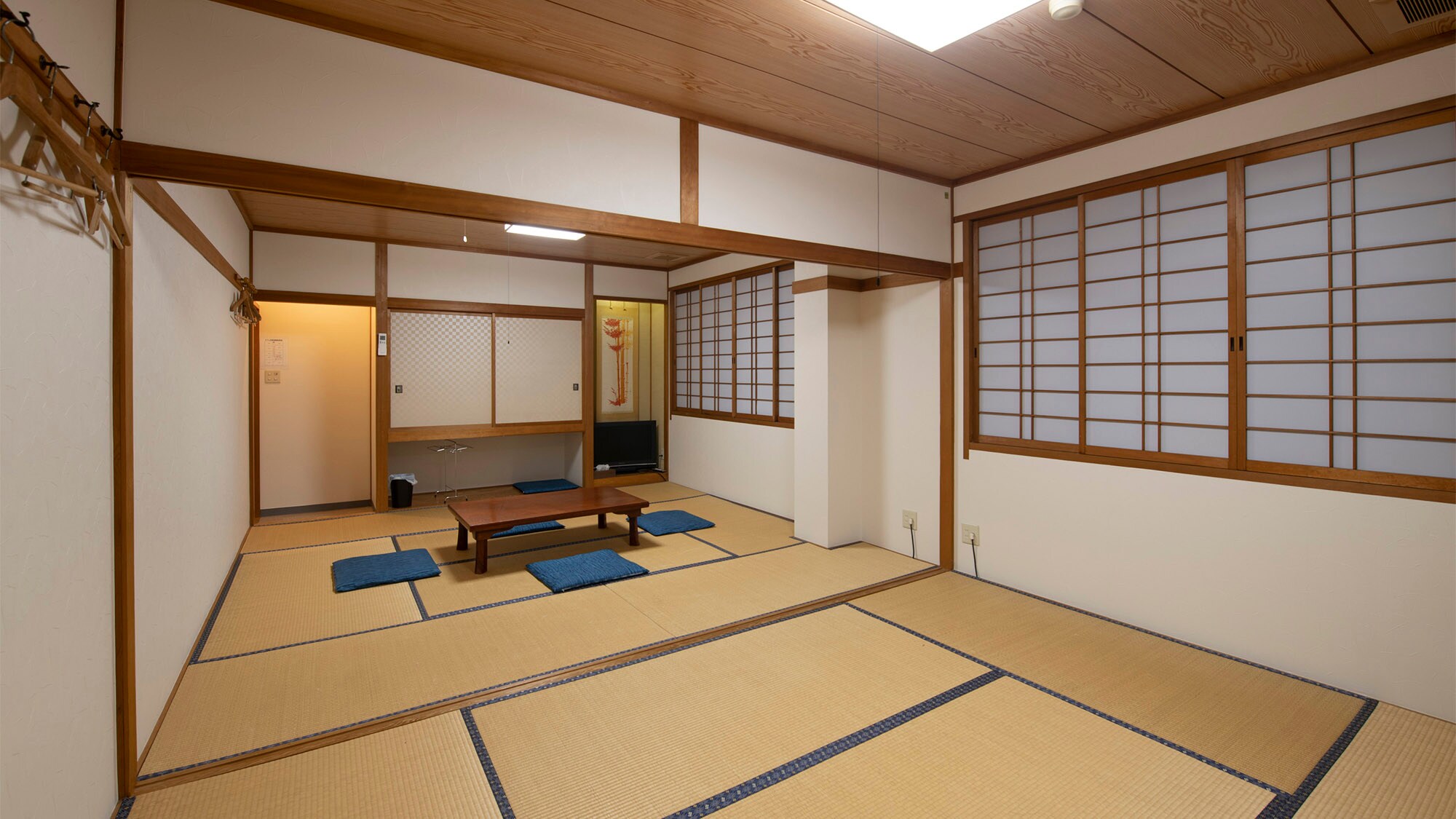 ・[Japanese-style room] A Japanese-style room with a size of 6 to 14 tatami mats, suitable for a large group of people, allowing you to relax and unwind.