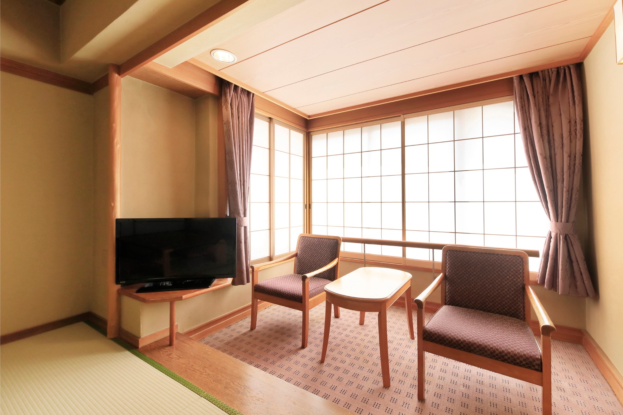 <Phòng khách> Phòng theo phong cách Nhật Bản rộng 10 chiếu tatami, sức chứa tối đa 4 người