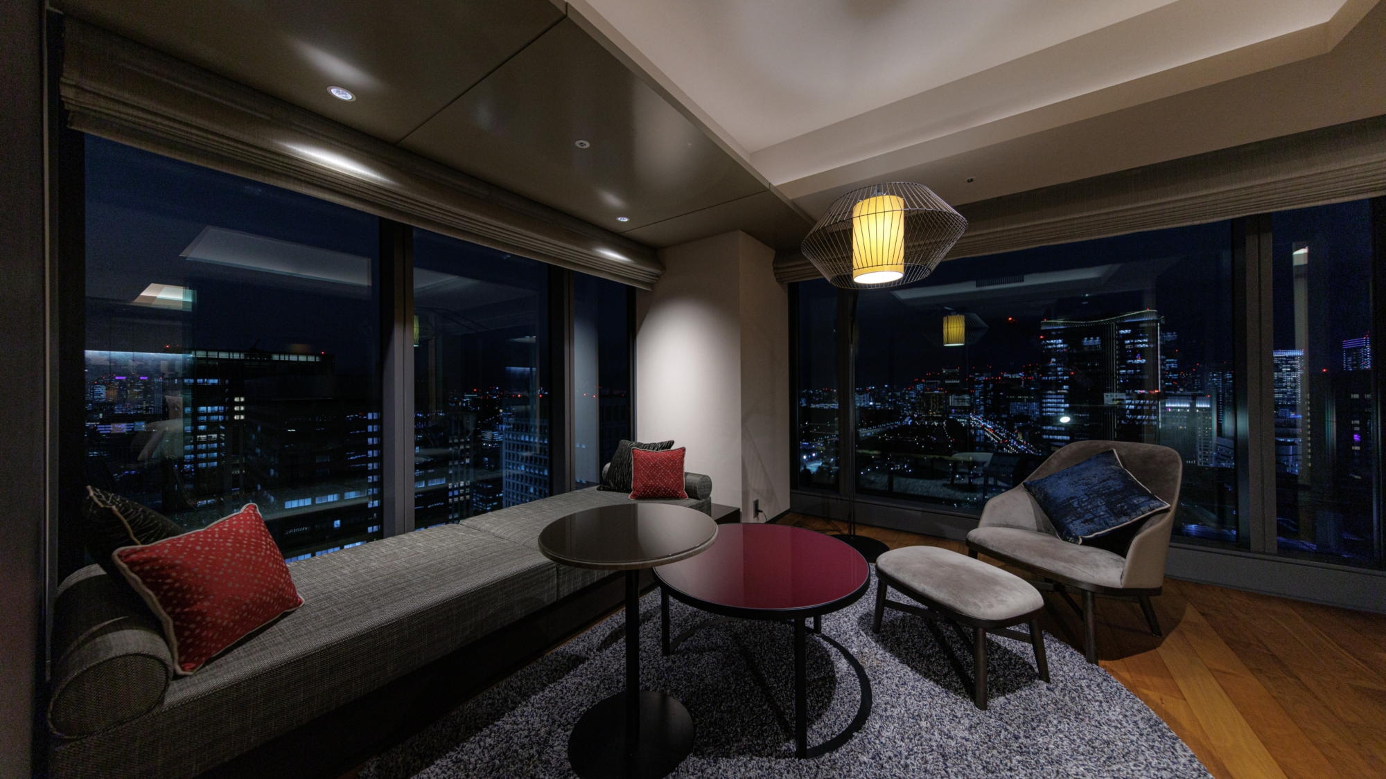[HIBIYA Suite (King)] The windows that extend from floor to ceiling on two sides offer a spacious and open feel.