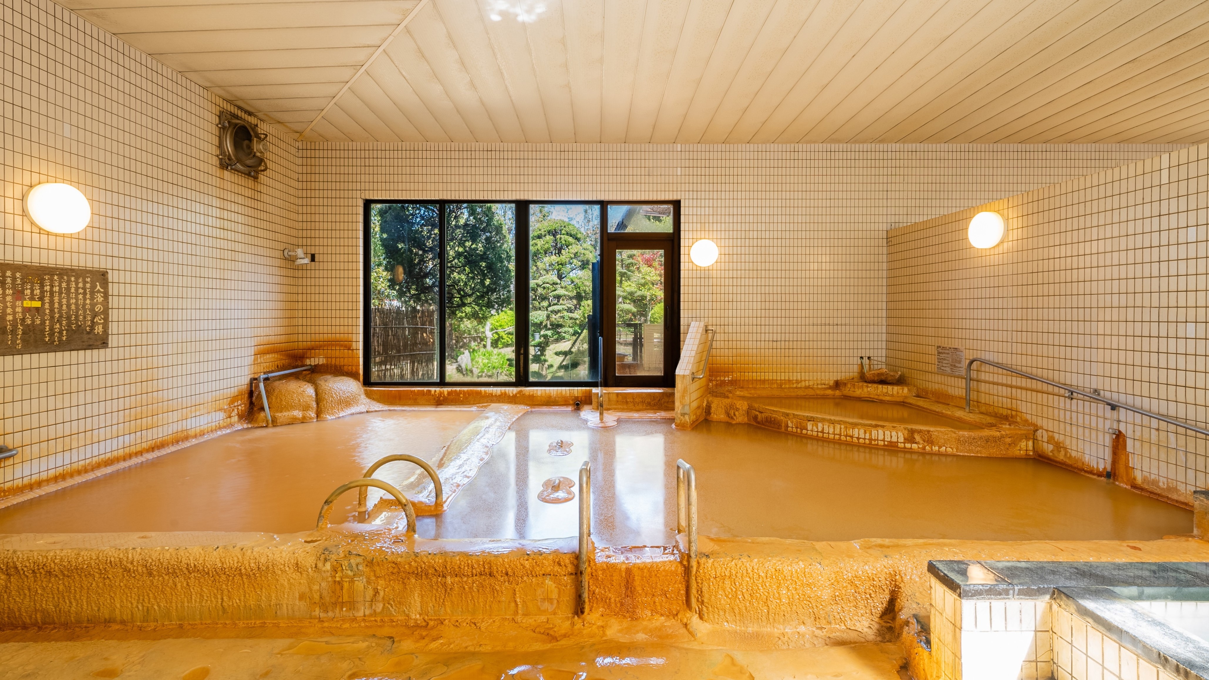 [Large communal bath] The hot water from the source is slightly warmed to a comfortable temperature.