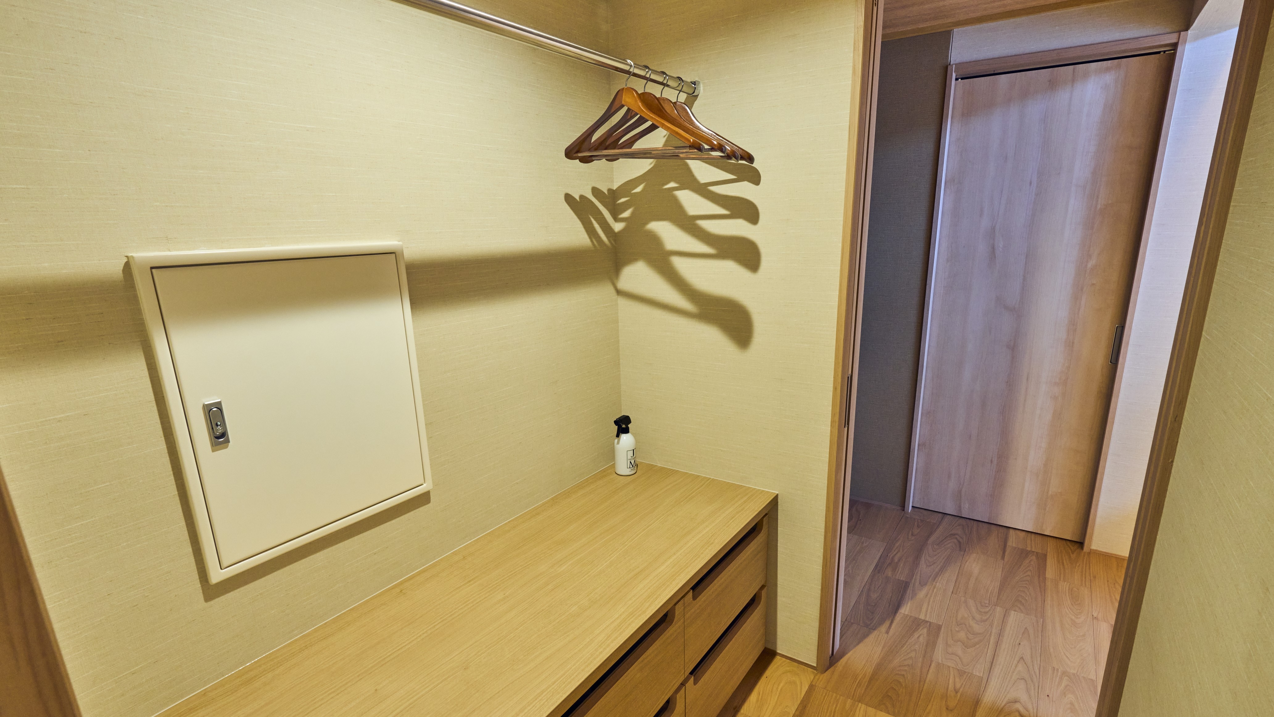 宽敞的日西合璧客房，设有室内浴池 [Hisakatano] 衣柜