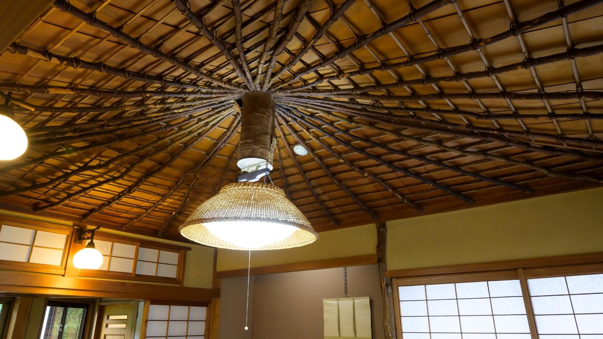 带温泉室内浴池【南天之间】的准特别客房，其伞形天花板使用了大量南天竹，其数量和粗细如今都无法获得。