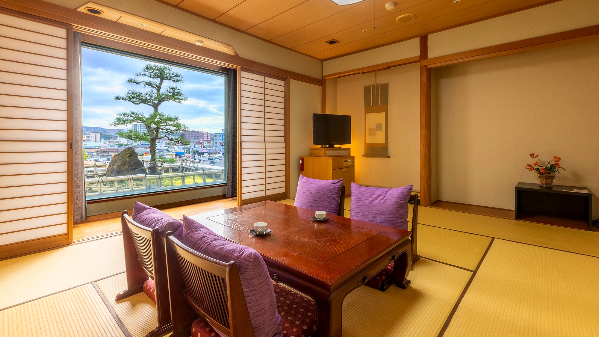 [Japanese-style room with 10 tatami mats] Image is an example of a guest room