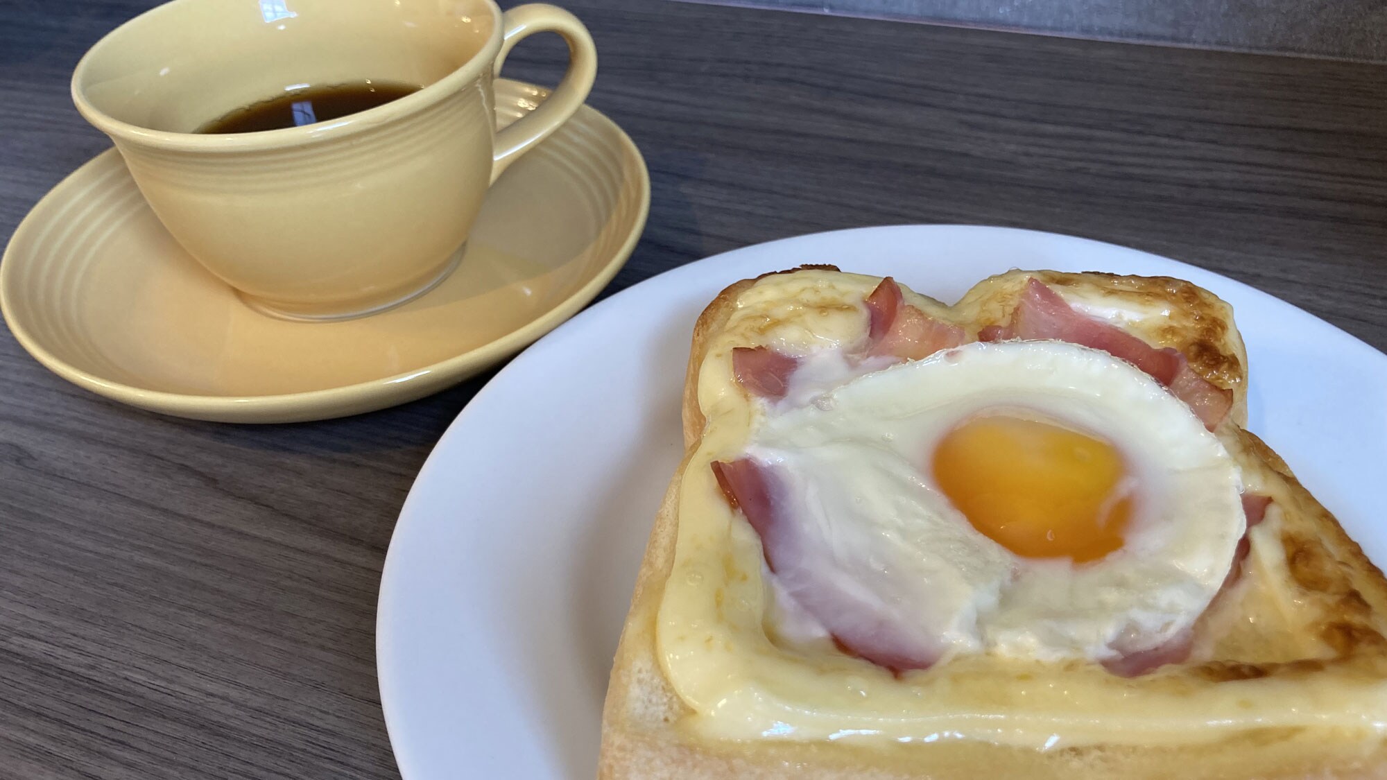 《Selectable Light Breakfast》Soft-boiled eggs, melted bacon and egg toast
