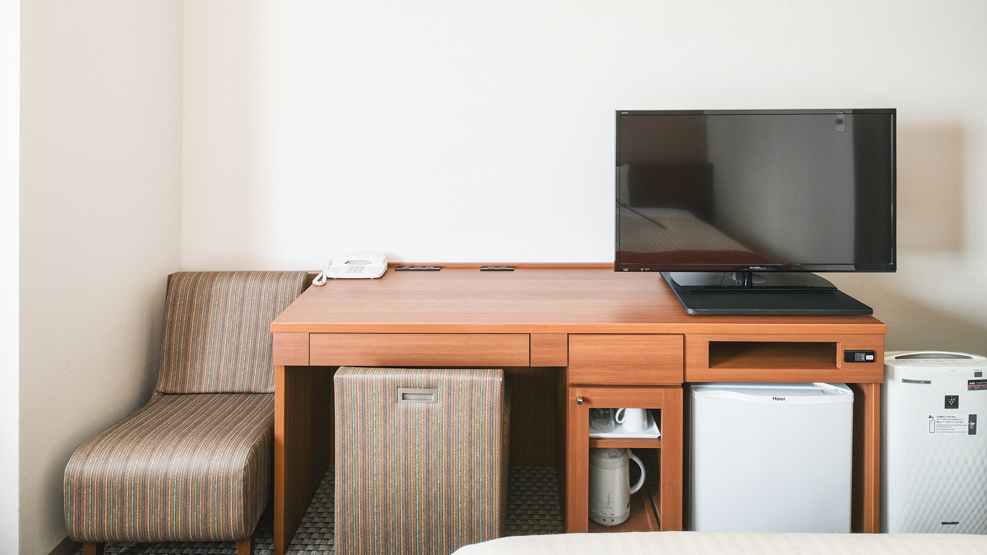 [Twin room] All rooms are equipped with a desk, refrigerator, TV, and air purifier.