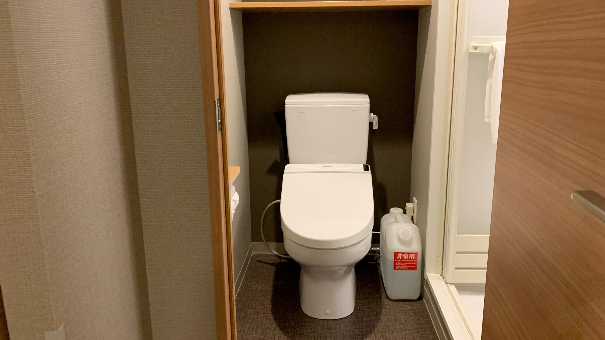 [Guest room] Toilet with warm water washing function