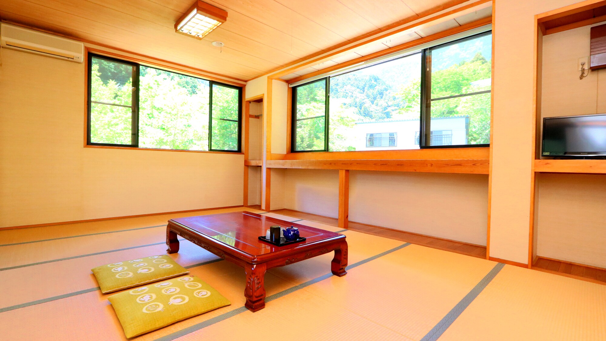 - Phòng theo phong cách Nhật Bản với 12 tấm chiếu tatami-