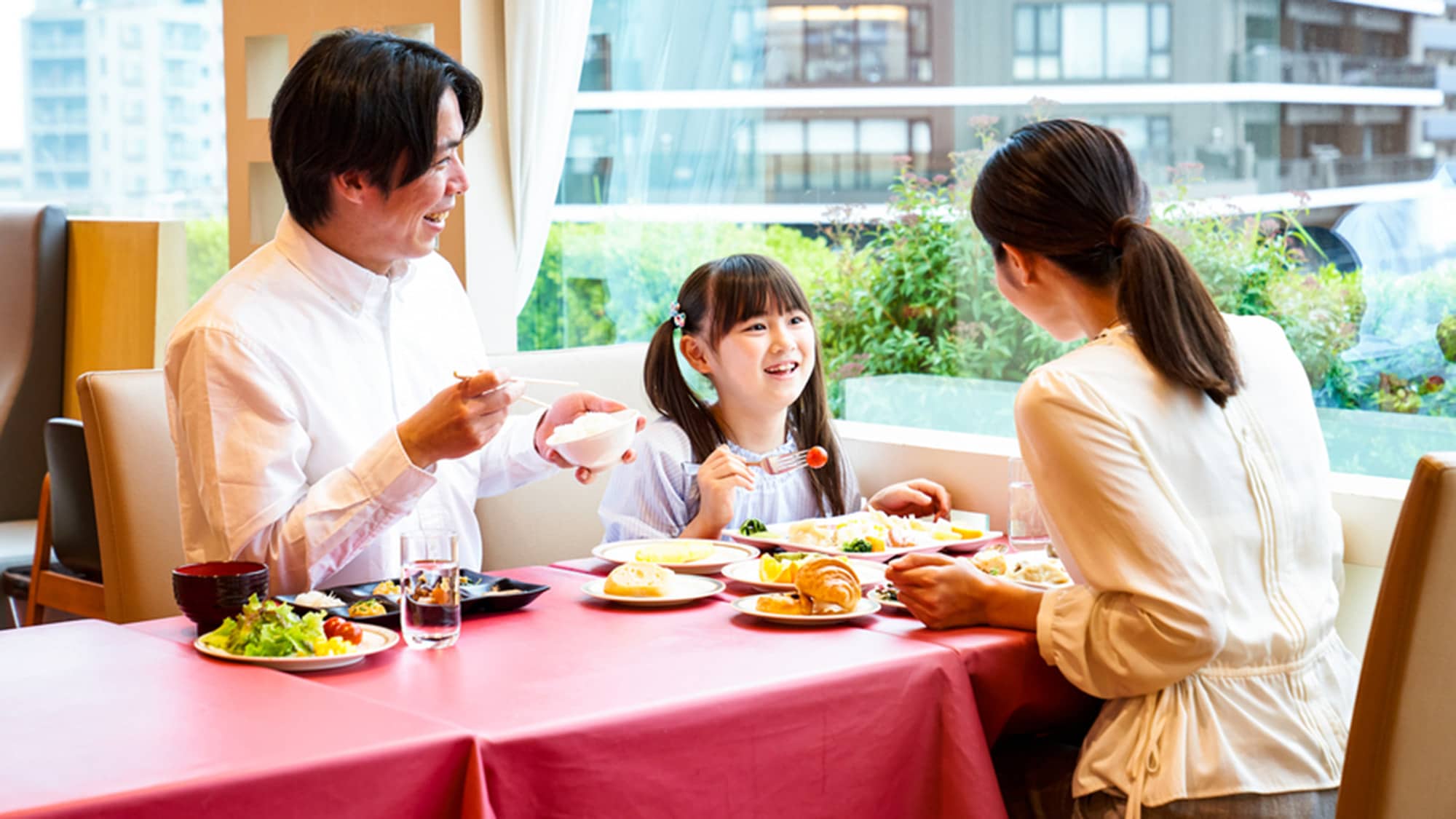 Nikmati sarapan sambil menatap kota Kawagoe di restoran di lantai paling atas hotel.