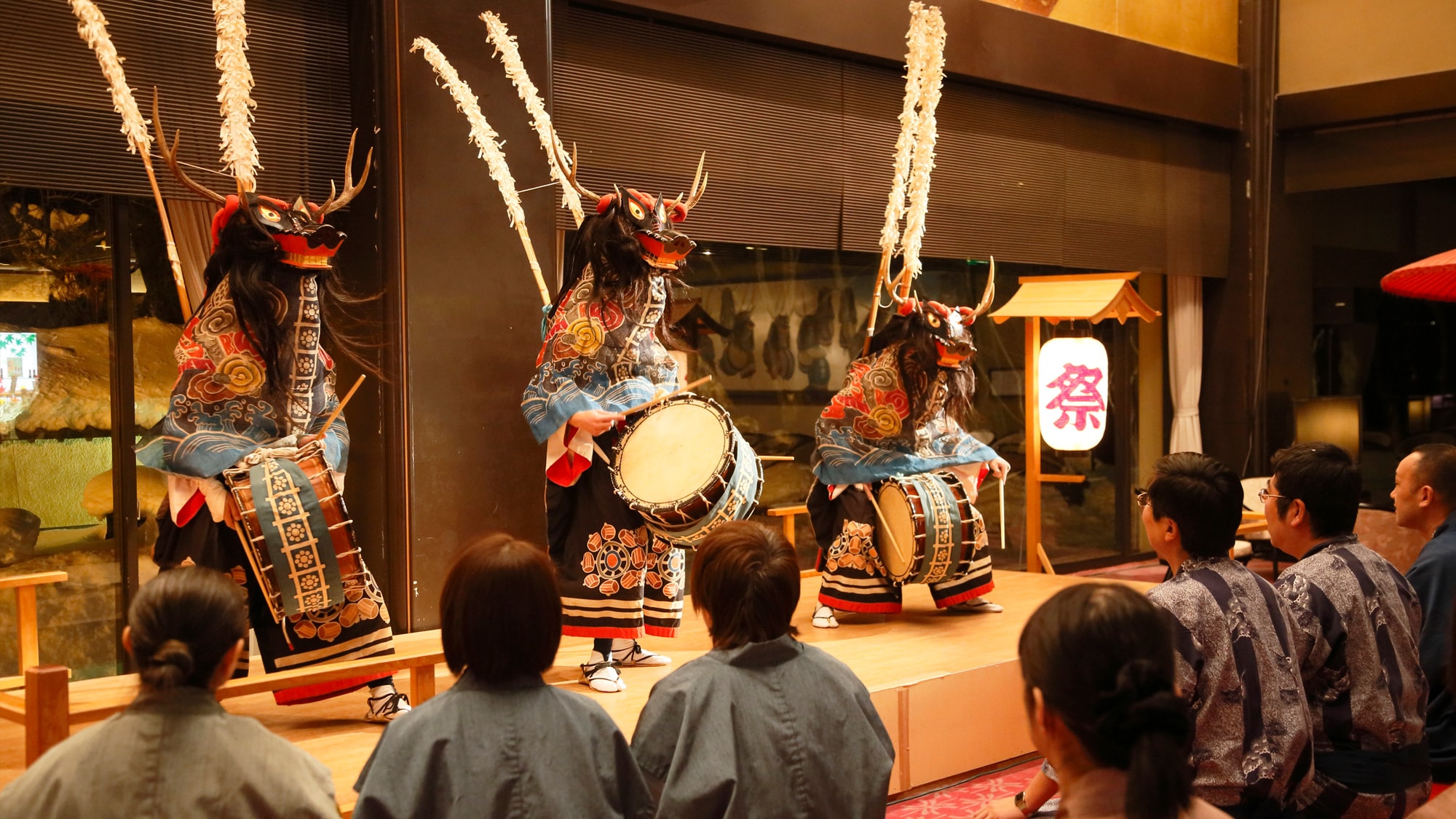 邻近酒店红叶馆节日广场（免费当地表演艺术）*表演可能会被取消