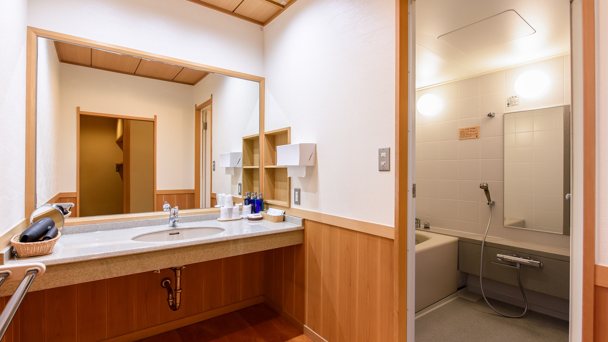 A 【本館/54平方公尺起】日式房間12.5張榻榻米+寬敞的陽台（配有椅子）喜歡大浴場的客人可以泡溫泉！ /設有洗手間和更衣室